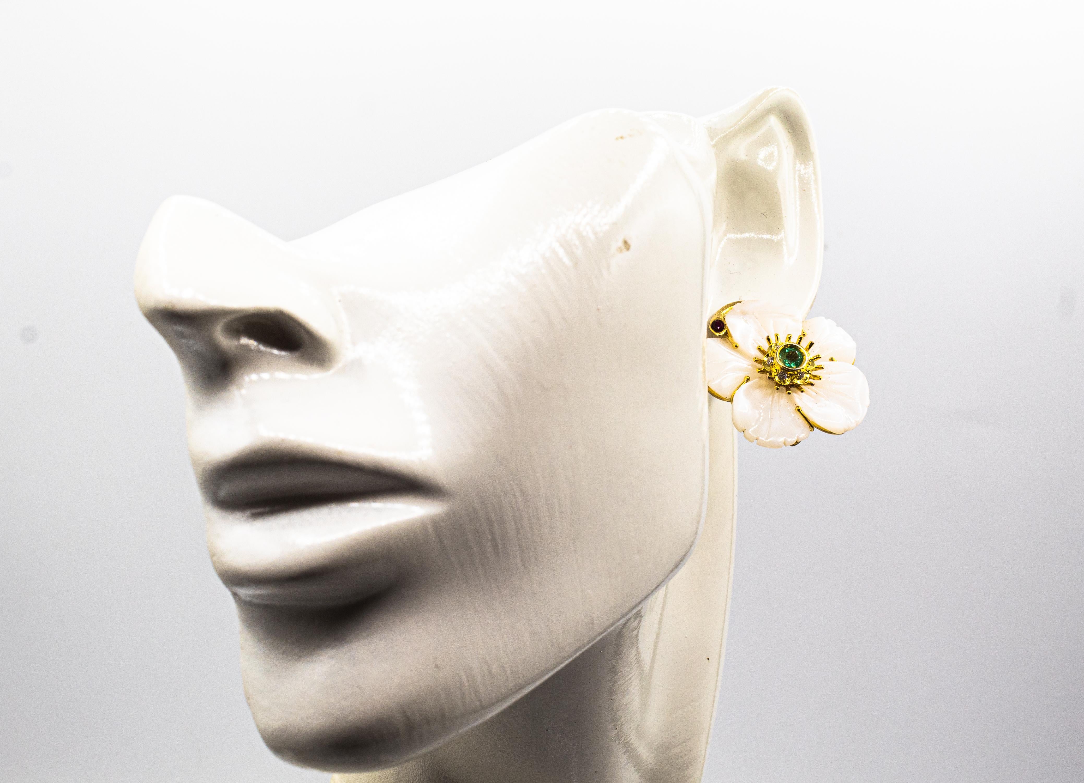 Jugendstil Diamant-Smaragd-Rubin-Perlmutt-Ohrringe aus Gelbgold mit Blumen im Angebot 5
