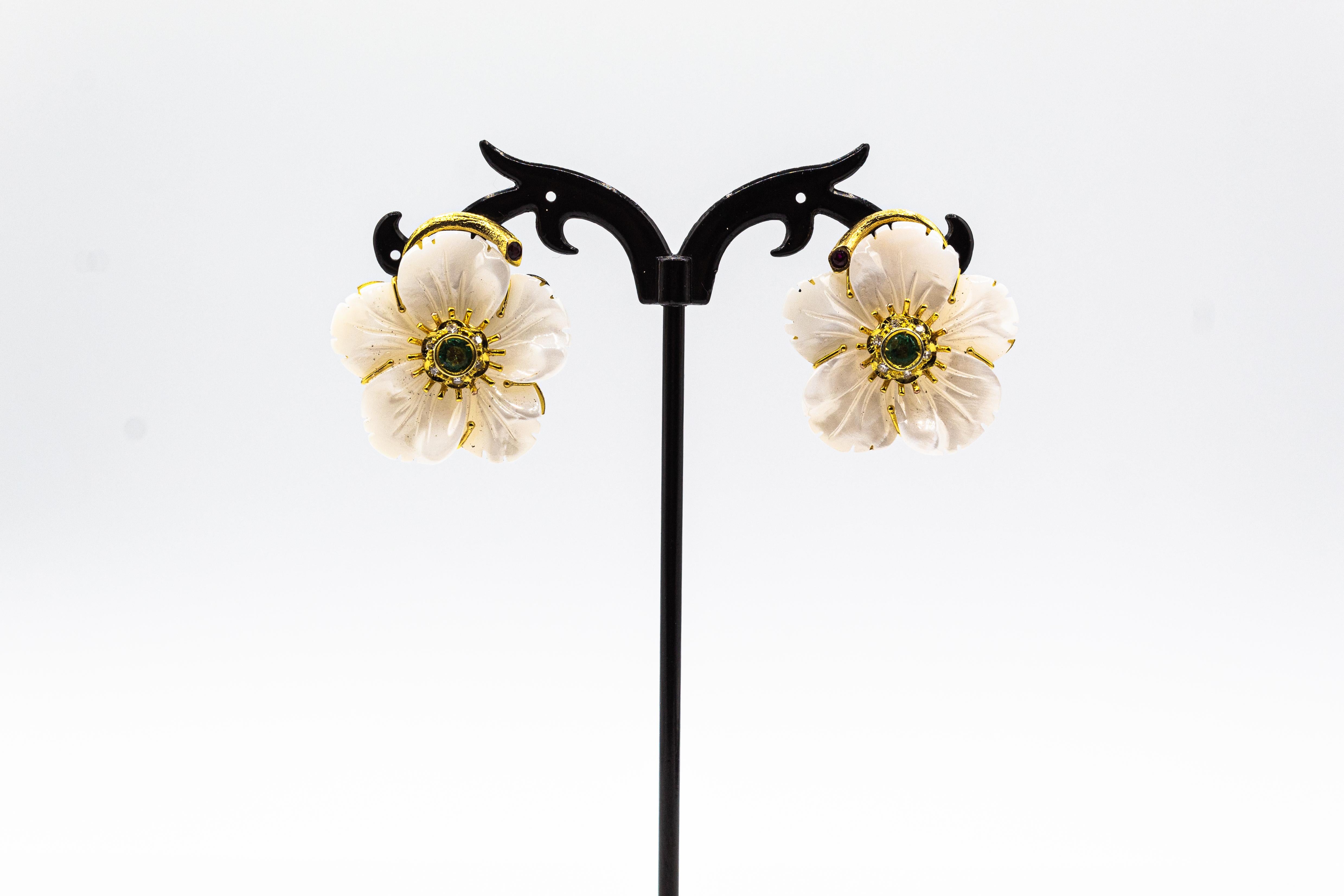 Jugendstil Diamant-Smaragd-Rubin-Perlmutt-Ohrringe aus Gelbgold mit Blumen (Art nouveau) im Angebot
