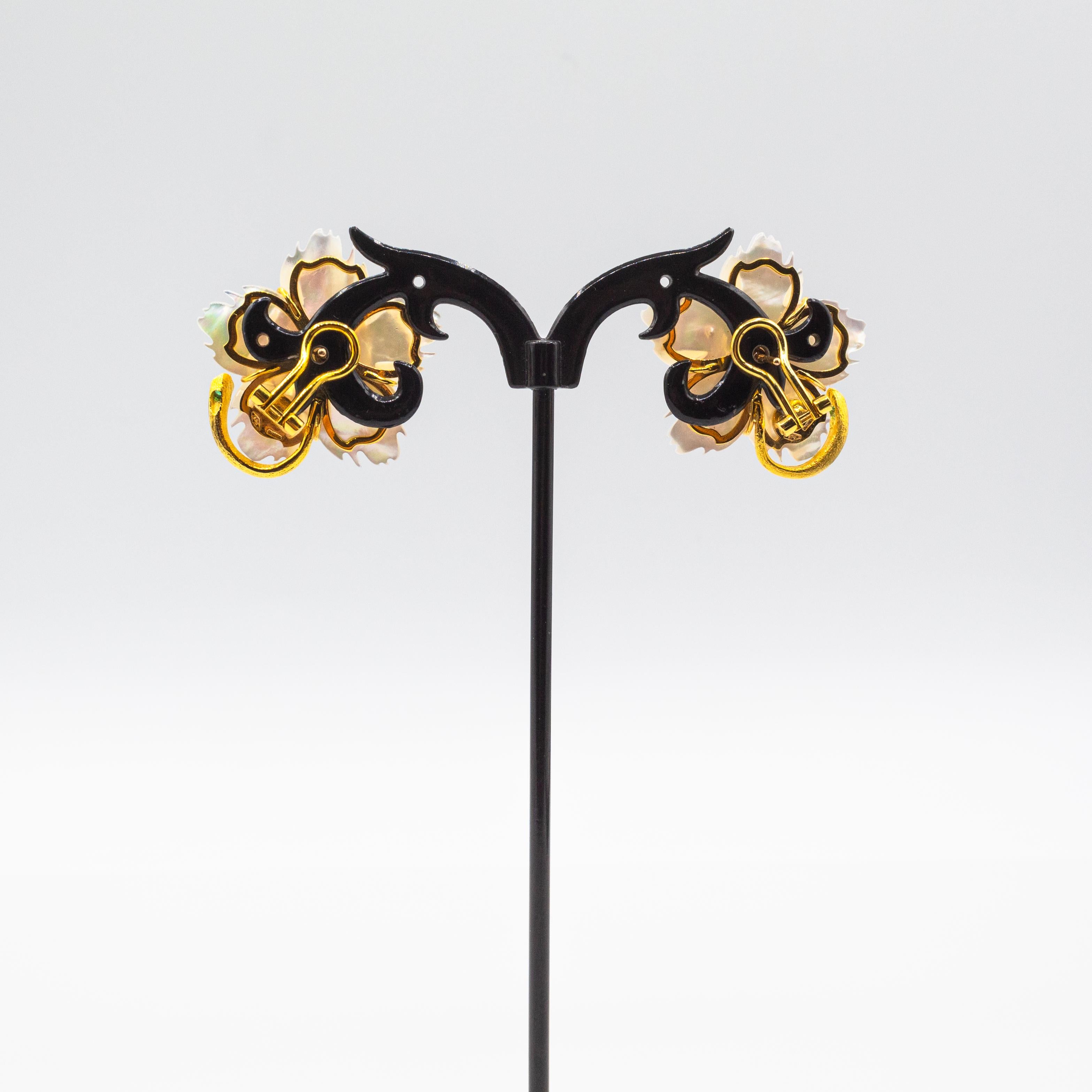 Art Nouveau Diamond Emerald Ruby Mother of Pearl Yellow Gold Flowers Earrings Corte brillante en venta