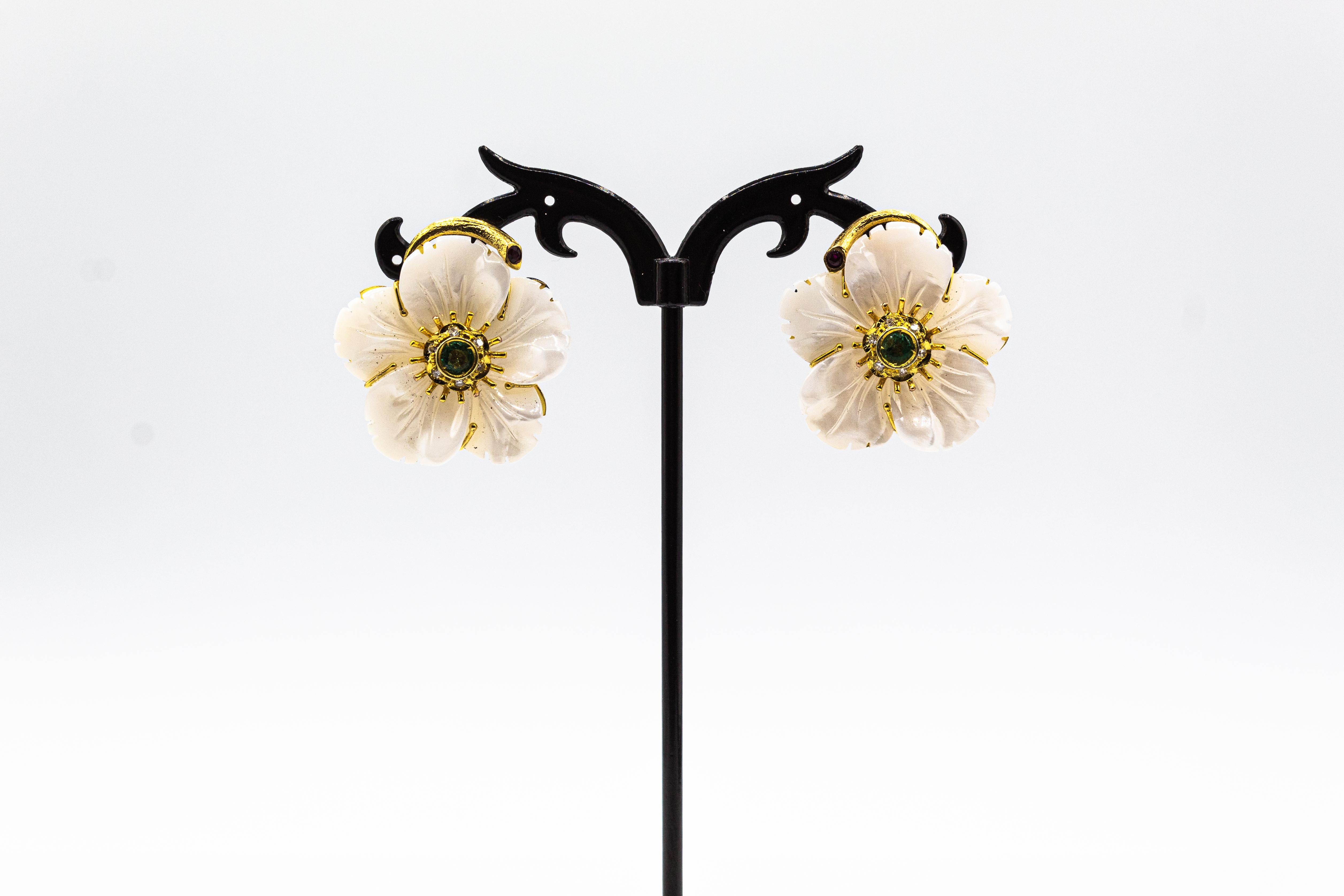 Jugendstil Diamant-Smaragd-Rubin-Perlmutt-Ohrringe aus Gelbgold mit Blumen (Brillantschliff) im Angebot