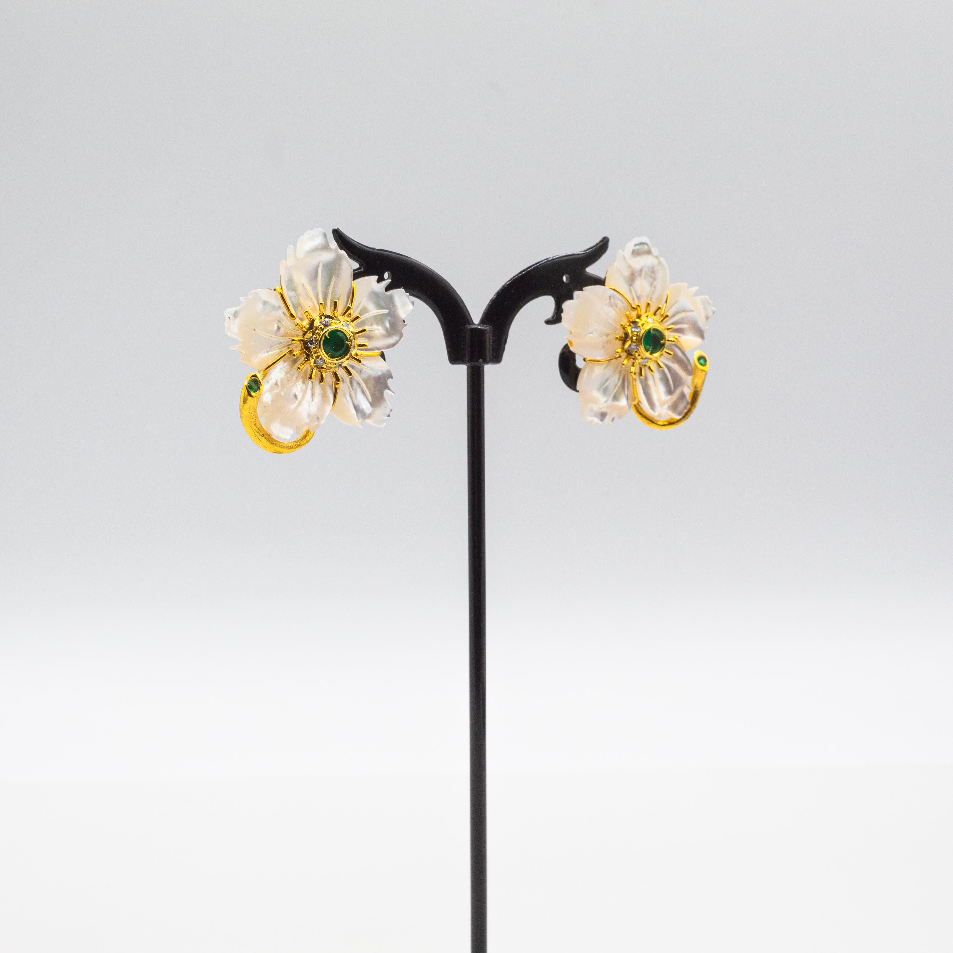Art Nouveau Diamond Emerald Ruby Mother of Pearl Yellow Gold Flowers Earrings en Nuevo estado para la venta en Naples, IT
