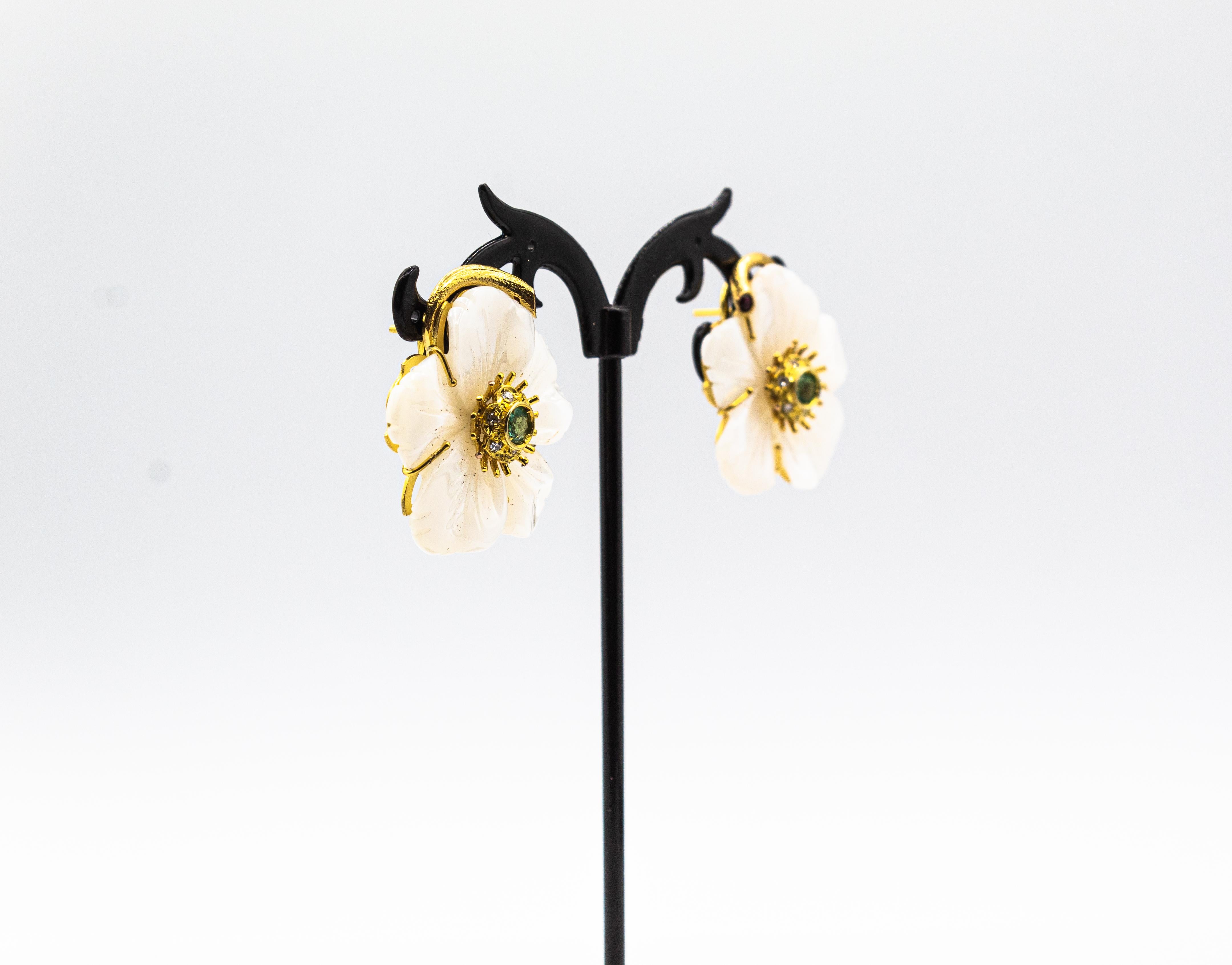 Jugendstil Diamant-Smaragd-Rubin-Perlmutt-Ohrringe aus Gelbgold mit Blumen im Zustand „Neu“ im Angebot in Naples, IT