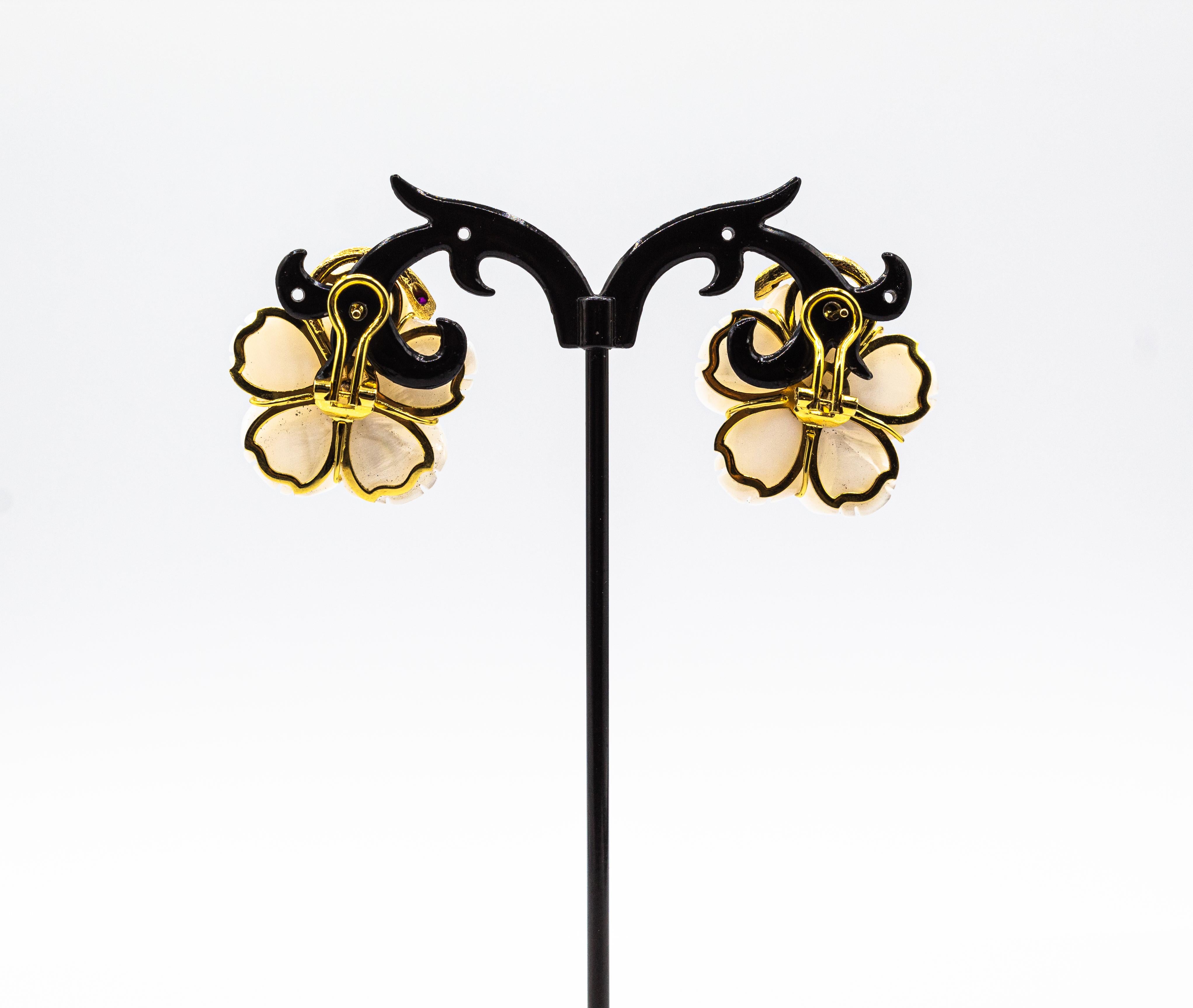 Jugendstil Diamant-Smaragd-Rubin-Perlmutt-Ohrringe aus Gelbgold mit Blumen für Damen oder Herren im Angebot