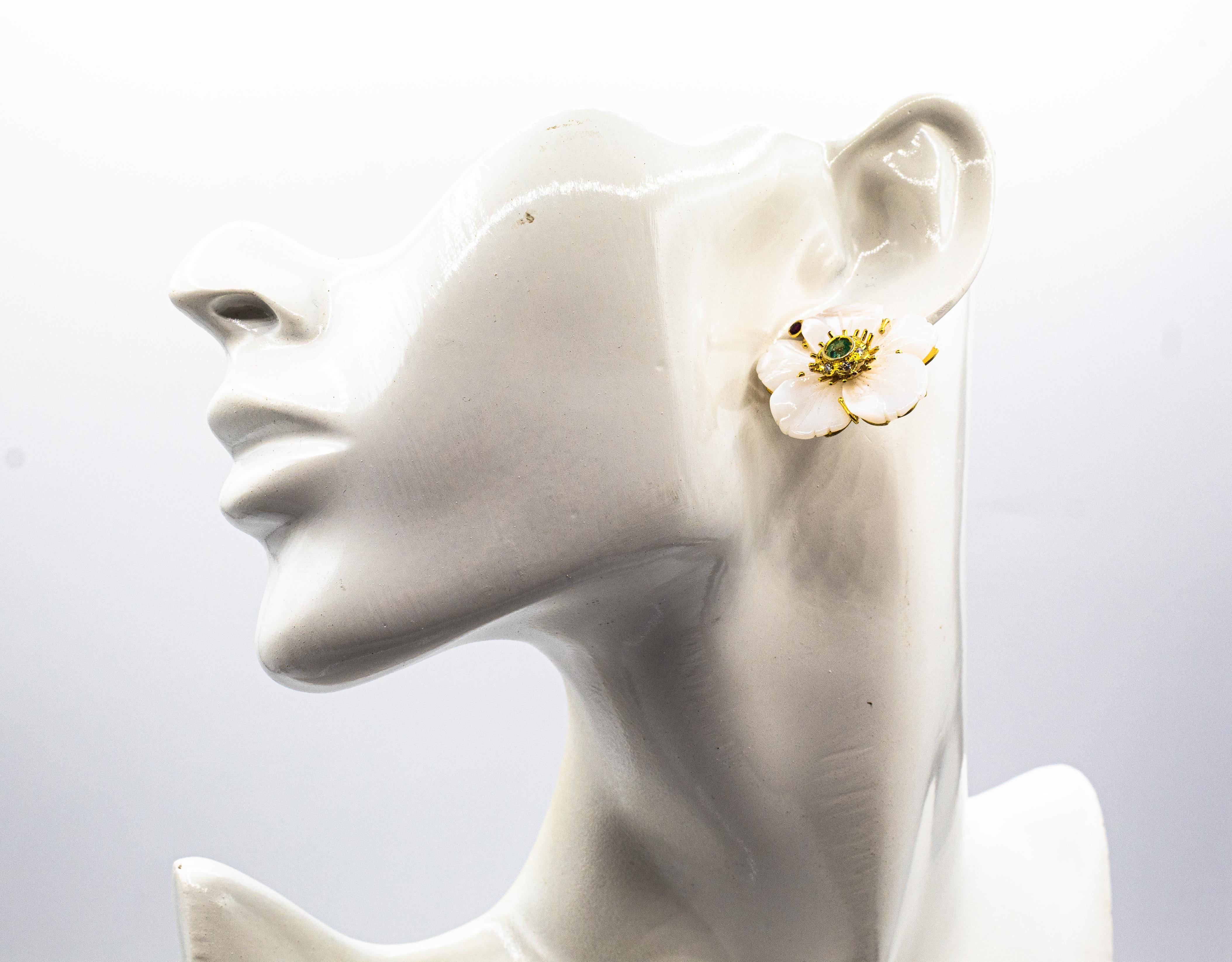 Art Nouveau Diamond Emerald Ruby Mother of Pearl Yellow Gold Flowers Earrings en venta 1