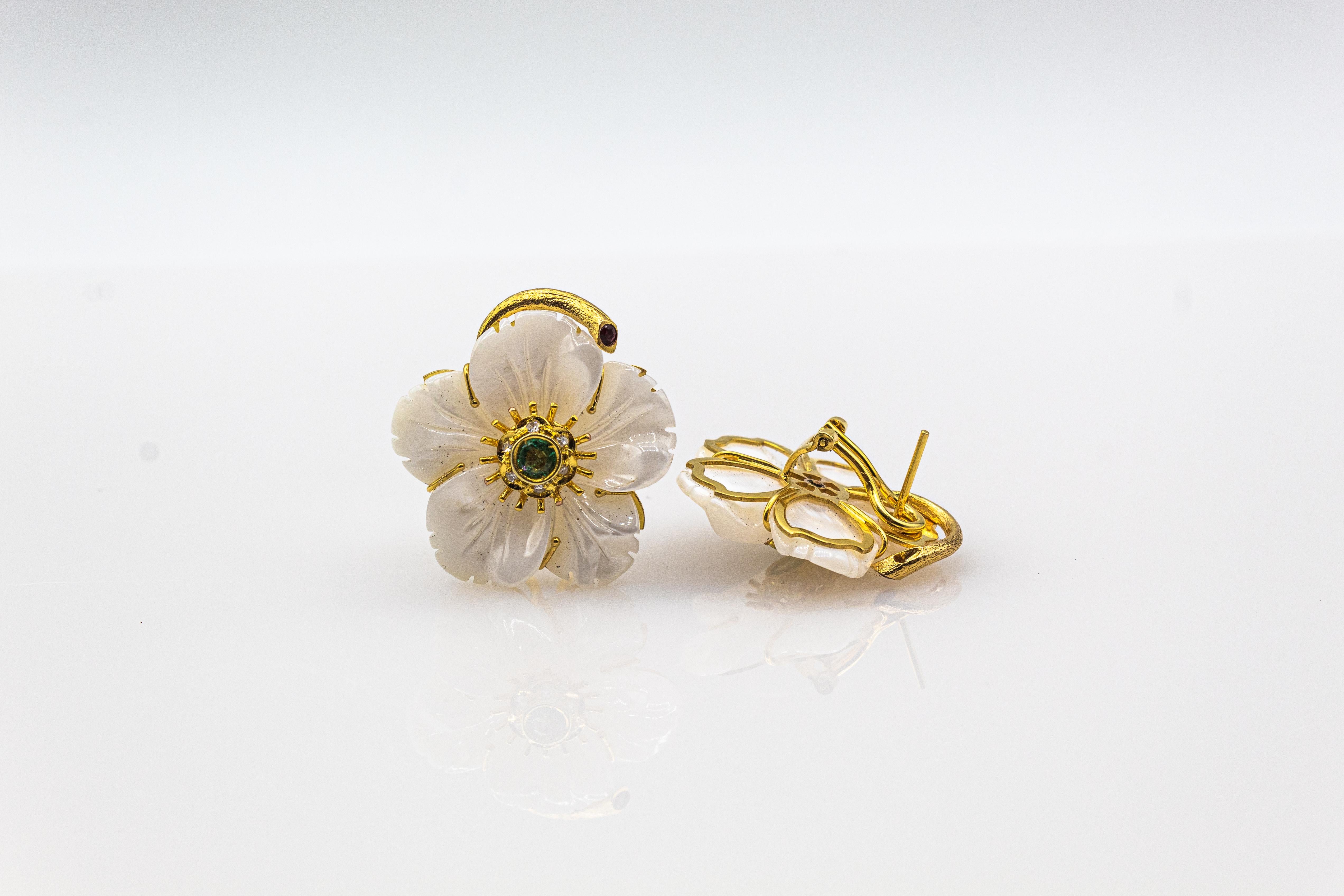 Jugendstil Diamant-Smaragd-Rubin-Perlmutt-Ohrringe aus Gelbgold mit Blumen im Angebot 3
