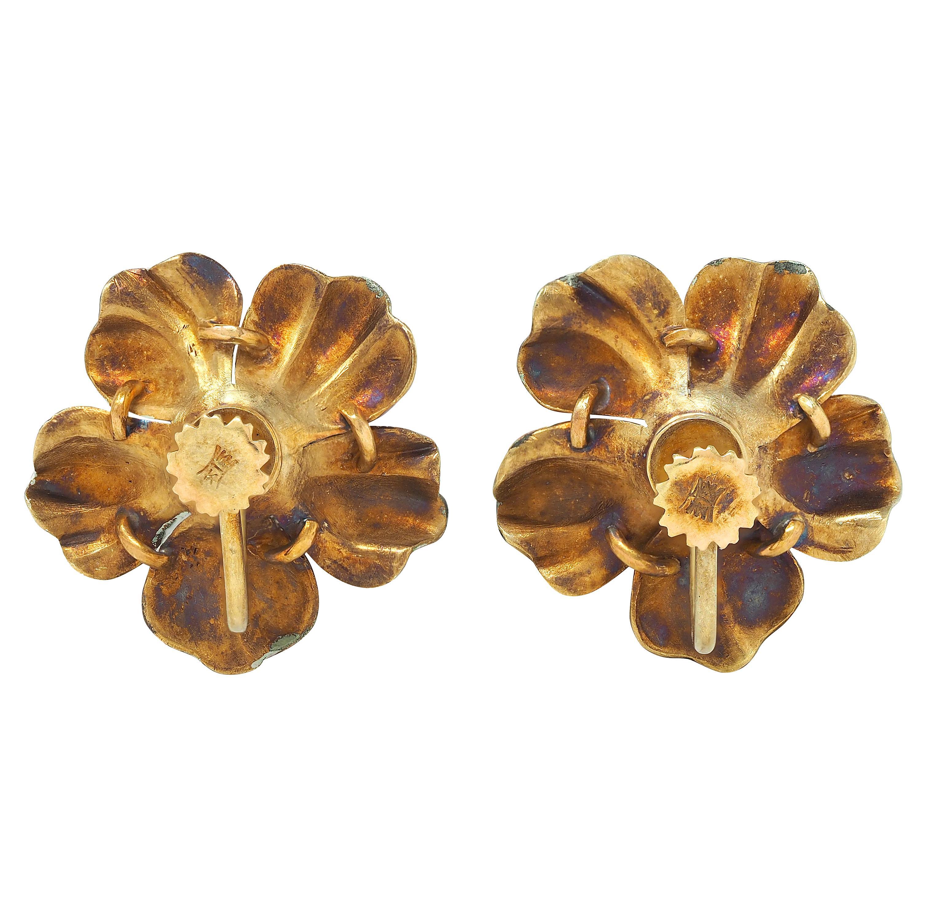 Taglio vecchia miniera Orecchini a vite con diamante e smalto in oro 14K con fiori dipinti antichi in vendita