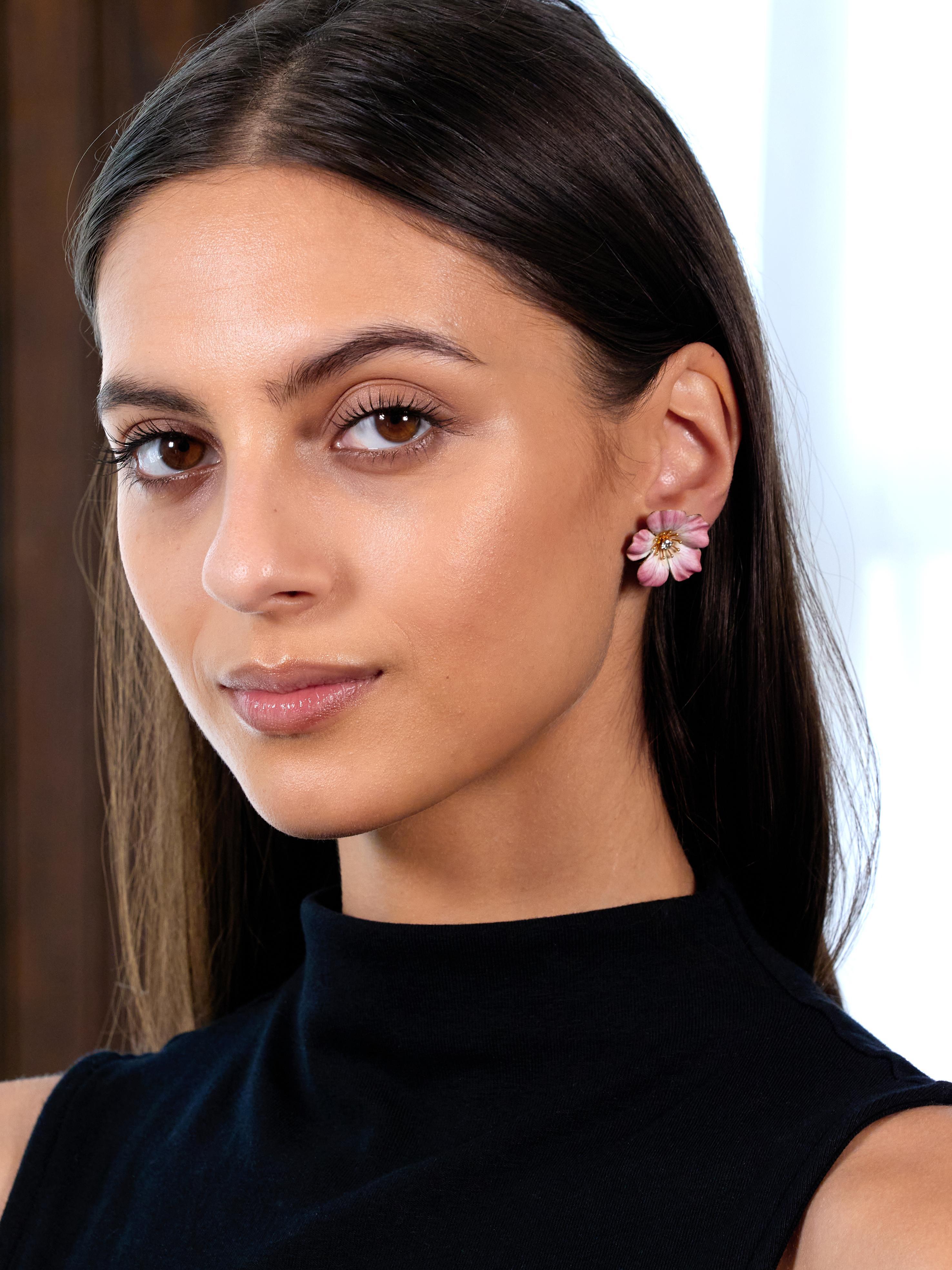 Donna Orecchini a vite con diamante e smalto in oro 14K con fiori dipinti antichi in vendita