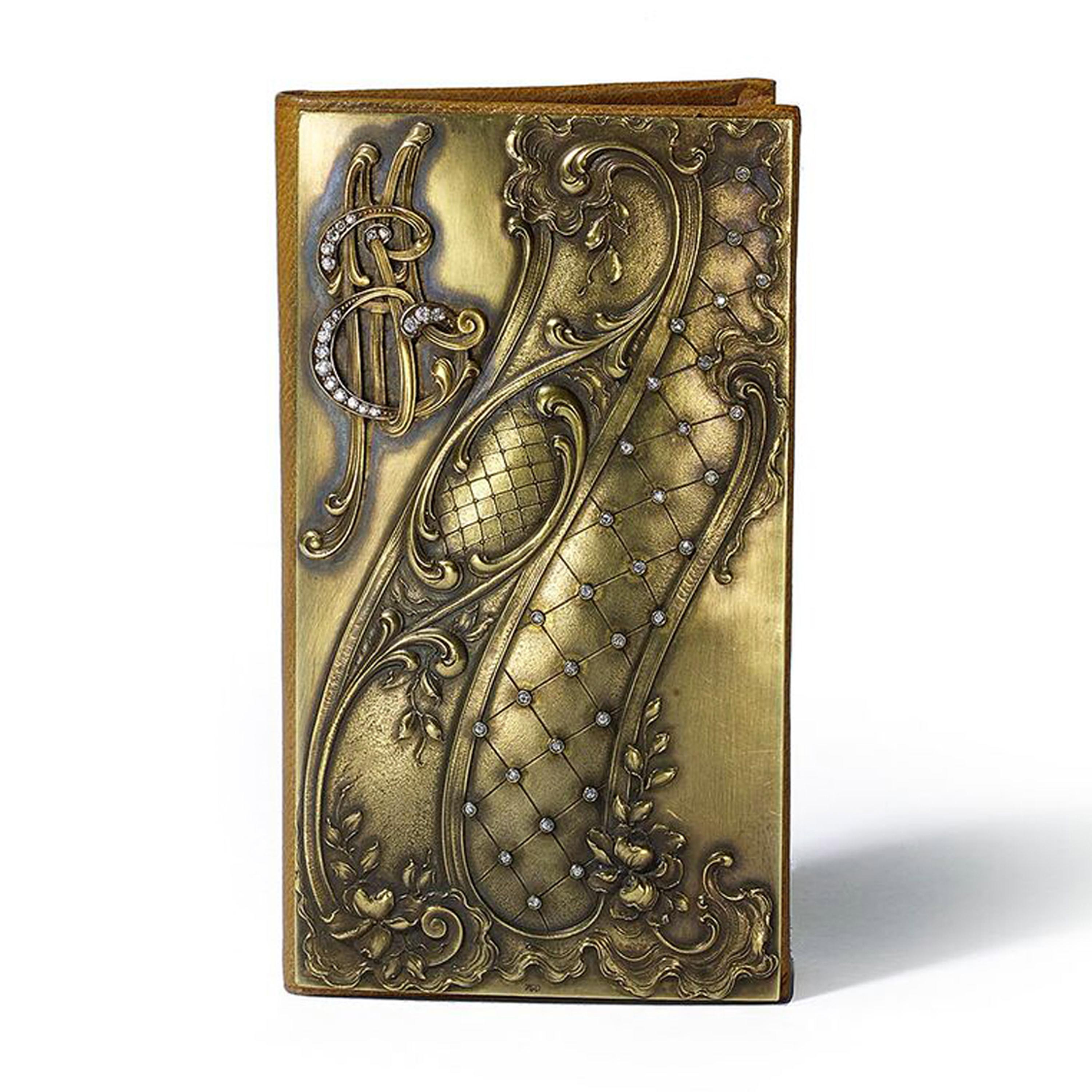 Eine Jugendstil-Gold- und Diamant-Kartenbörse, mit der goldenen Frontplatte geprägt, ziseliert und geschnitzt mit floralen, scrollenden und Gitter-Motiven, hervorgehoben mit einem oxidierten Finish, mit einem geprägten Monogramm der Initialen M. E.,