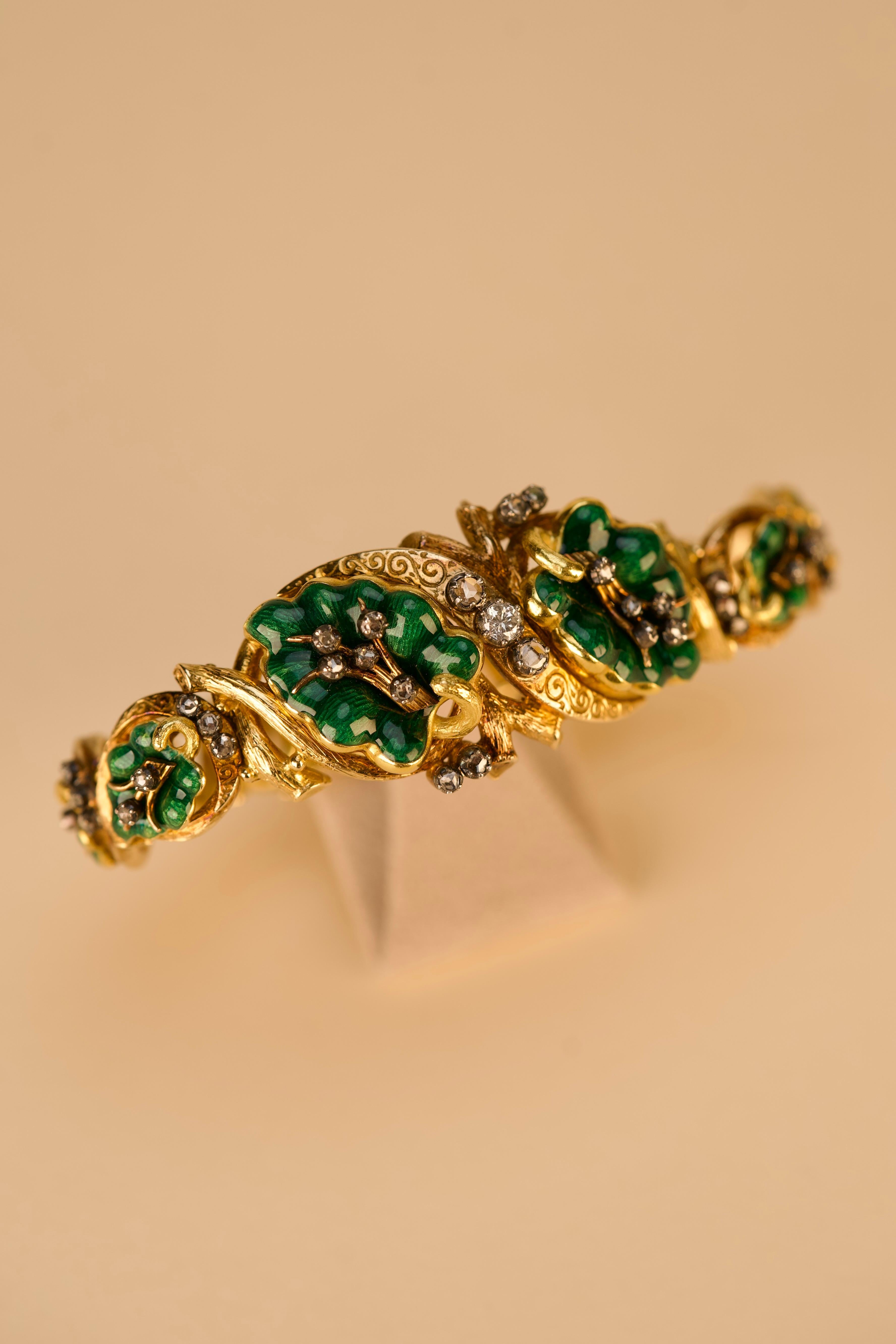 Taglio a rosa Bracciale d'oro con diamanti e smalto verde Art Nouveau in vendita