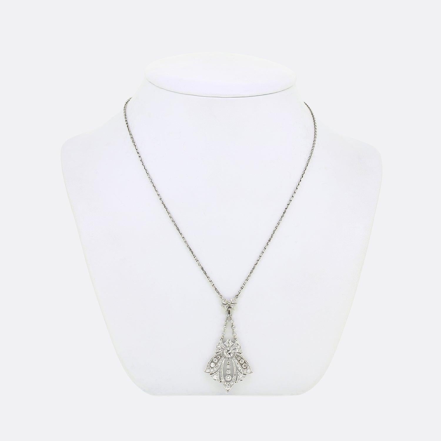 Si tratta di uno splendido pezzo d'antiquariato realizzato in un'epoca in cui lo stile Art Nouveau era all'apice del design. Una cornice geometrica aperta in platino ospita una vasta gamma di scintillanti diamanti taglio vecchio di diverse