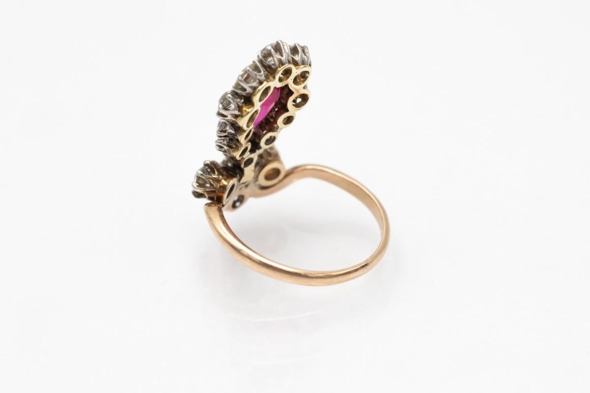 A ring with a sophisticated form in the Art Nouveau style. Made of 14-karat pink and yellow gold and platinum elements.
Set with 14 diamonds in an old cut with a total weight of approx. 1.35 ct (VS-P clarity, J color). The central place is occupied