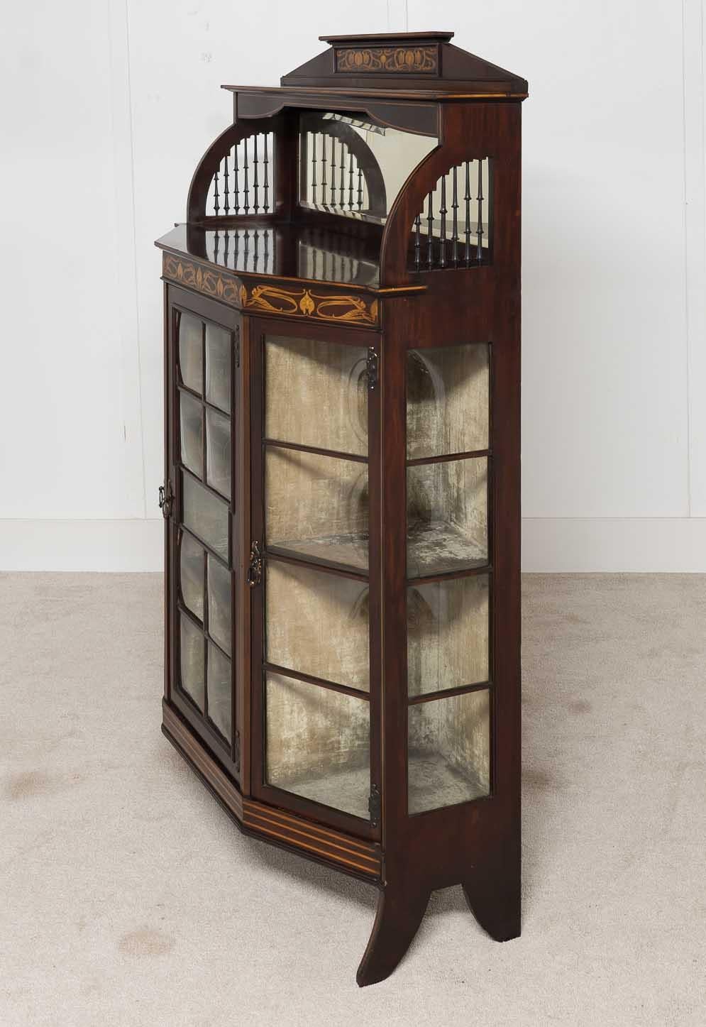 On trend period art nouveau display cabinet or Bijouterie
Circa 1900 on this wonderful piece which is crafted from mahogany Original makers Golding and Son of Bolton, England
Wonderful floral inlay work with art nouveau floral motifs
Mirrored top