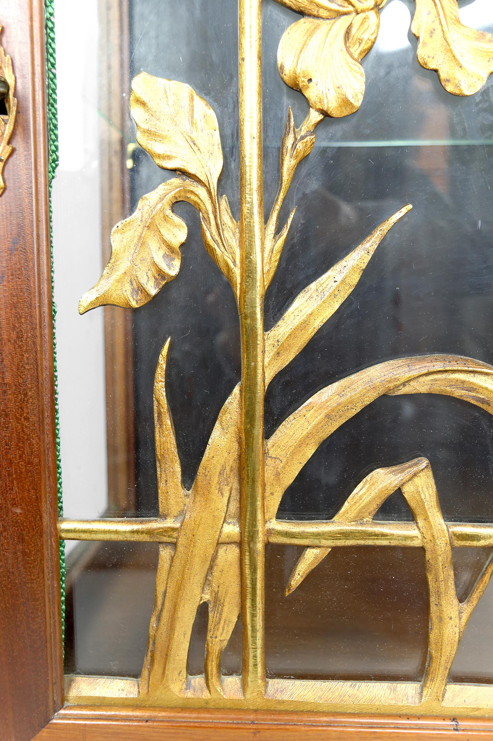 Vitrine Art Nouveau, bronze doré sur le thème floral, France, vers 1900 en vente 7