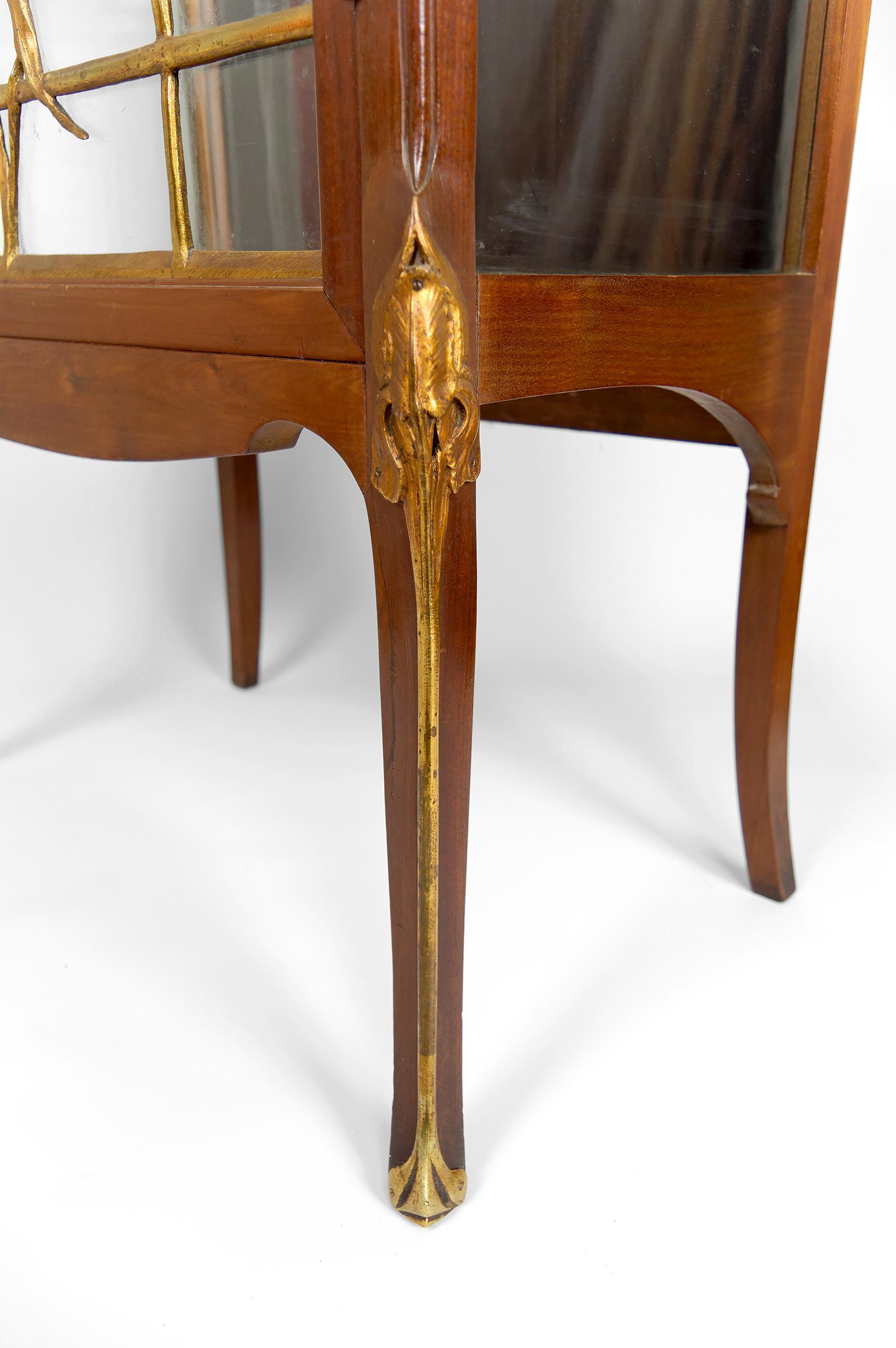 Vitrine Art Nouveau, bronze doré sur le thème floral, France, vers 1900 en vente 11
