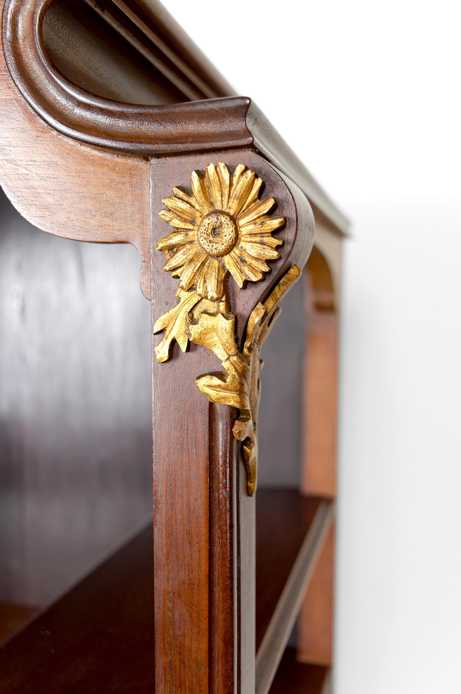 Vitrine Art Nouveau, bronze doré sur le thème floral, France, vers 1900 en vente 12