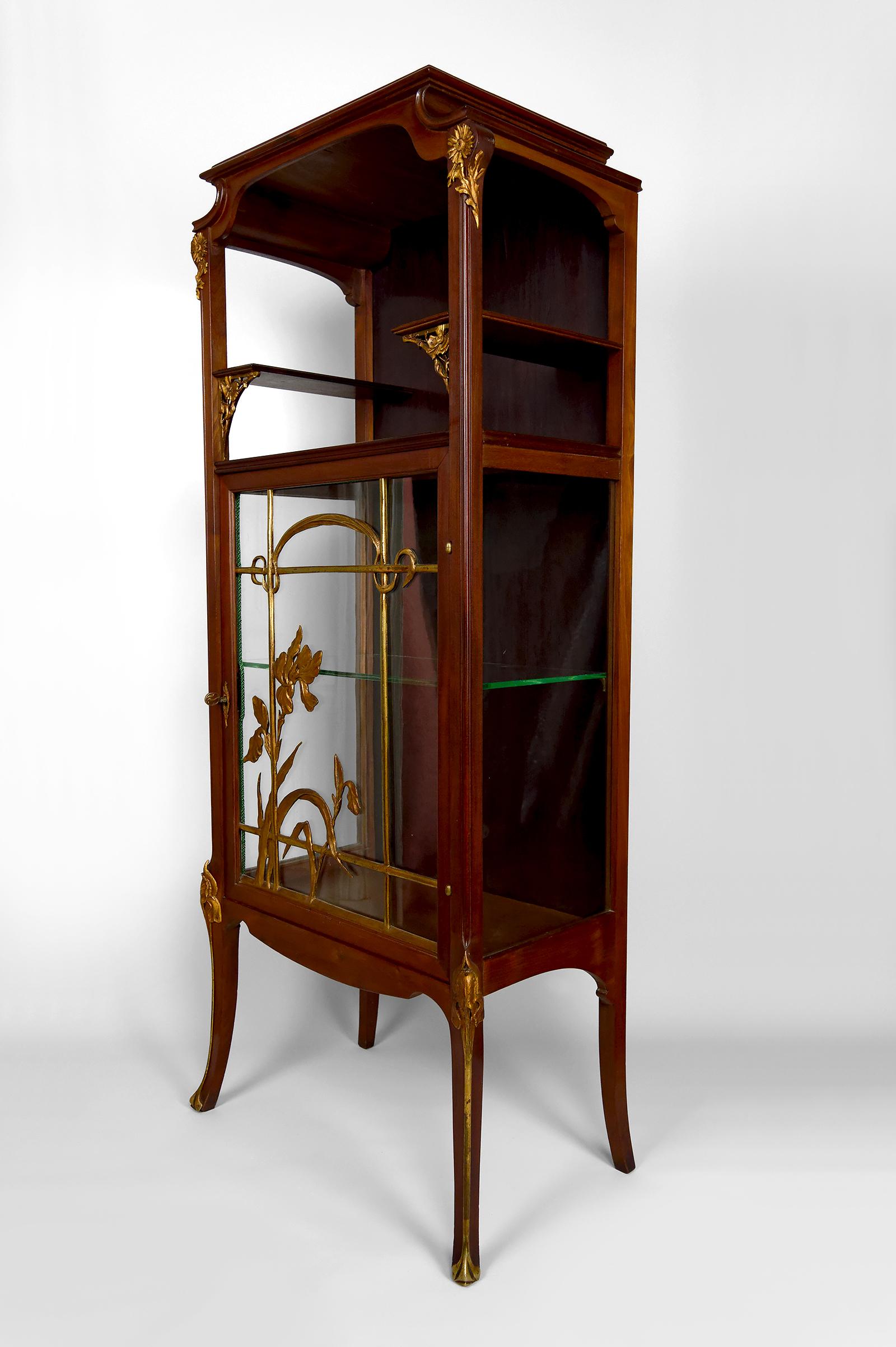 Art nouveau Vitrine Art Nouveau, bronze doré sur le thème floral, France, vers 1900 en vente