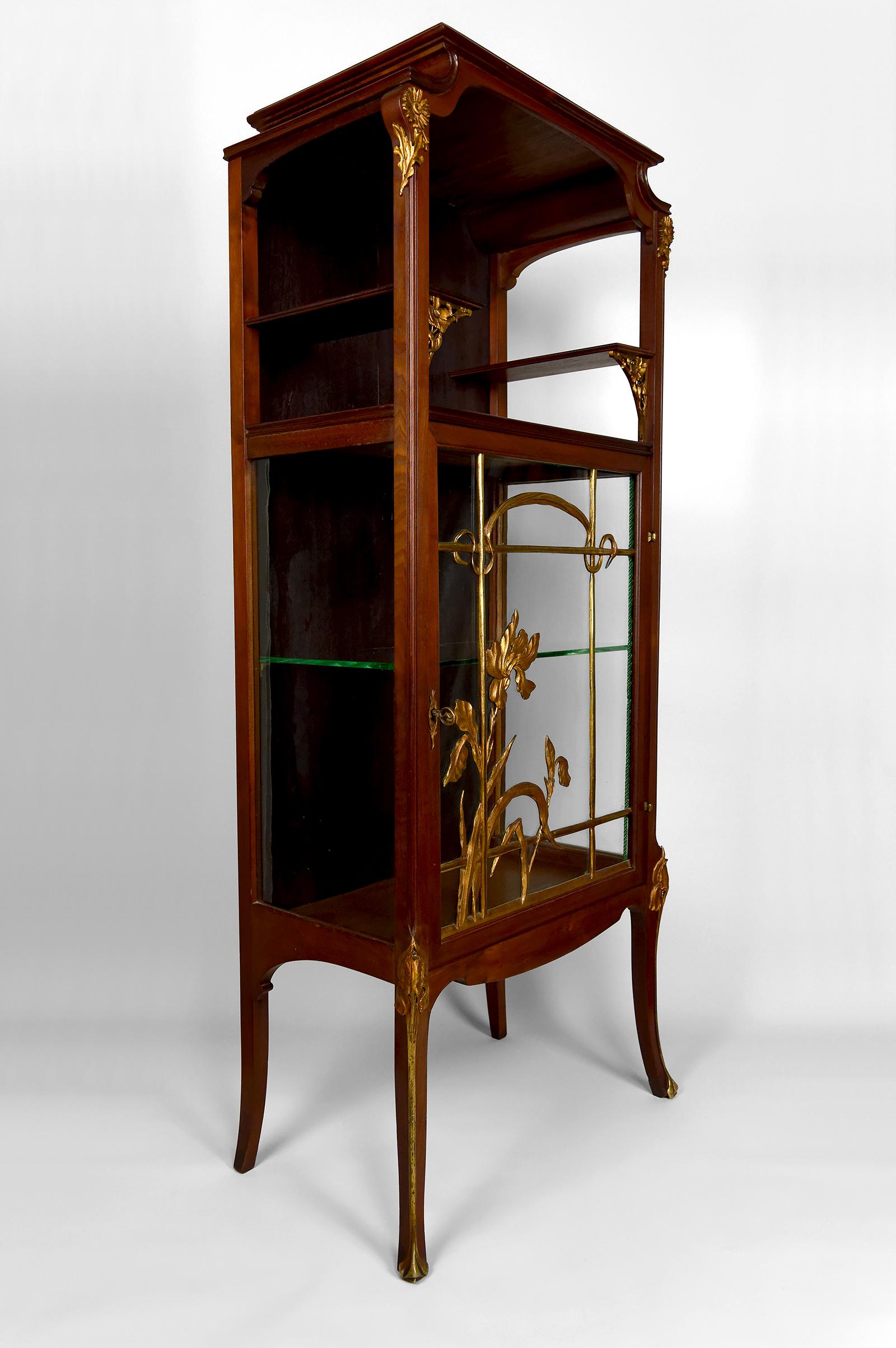 Début du 20ème siècle Vitrine Art Nouveau, bronze doré sur le thème floral, France, vers 1900 en vente