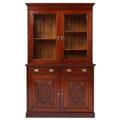 Vetrina o libreria Art Carved in rovere con intagli e ante in vetro