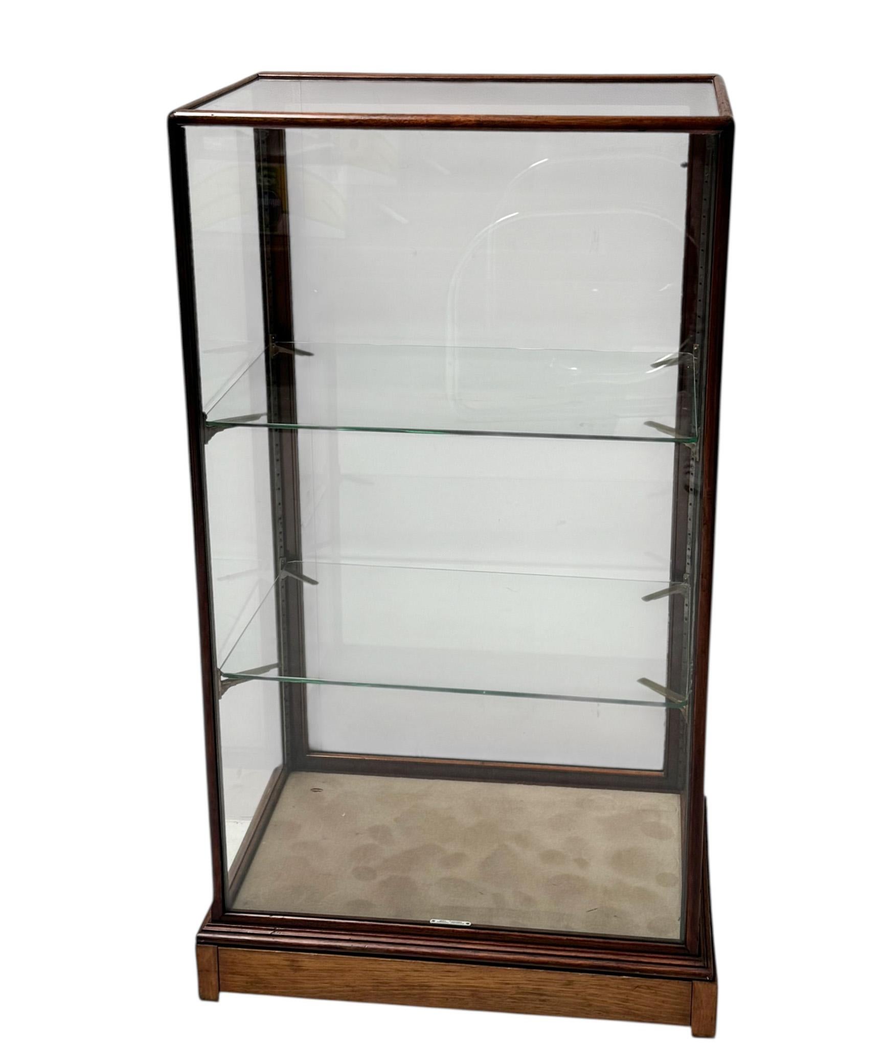Magnifique et rare vitrine Art Nouveau.
Design/One. Tacoma Amsterdam.
Un design néerlandais saisissant des années 1900.
Cadre en noyer massif avec verre d'origine et grande porte d'origine.
Deux poignées en bronze d'origine sur la grande porte pour