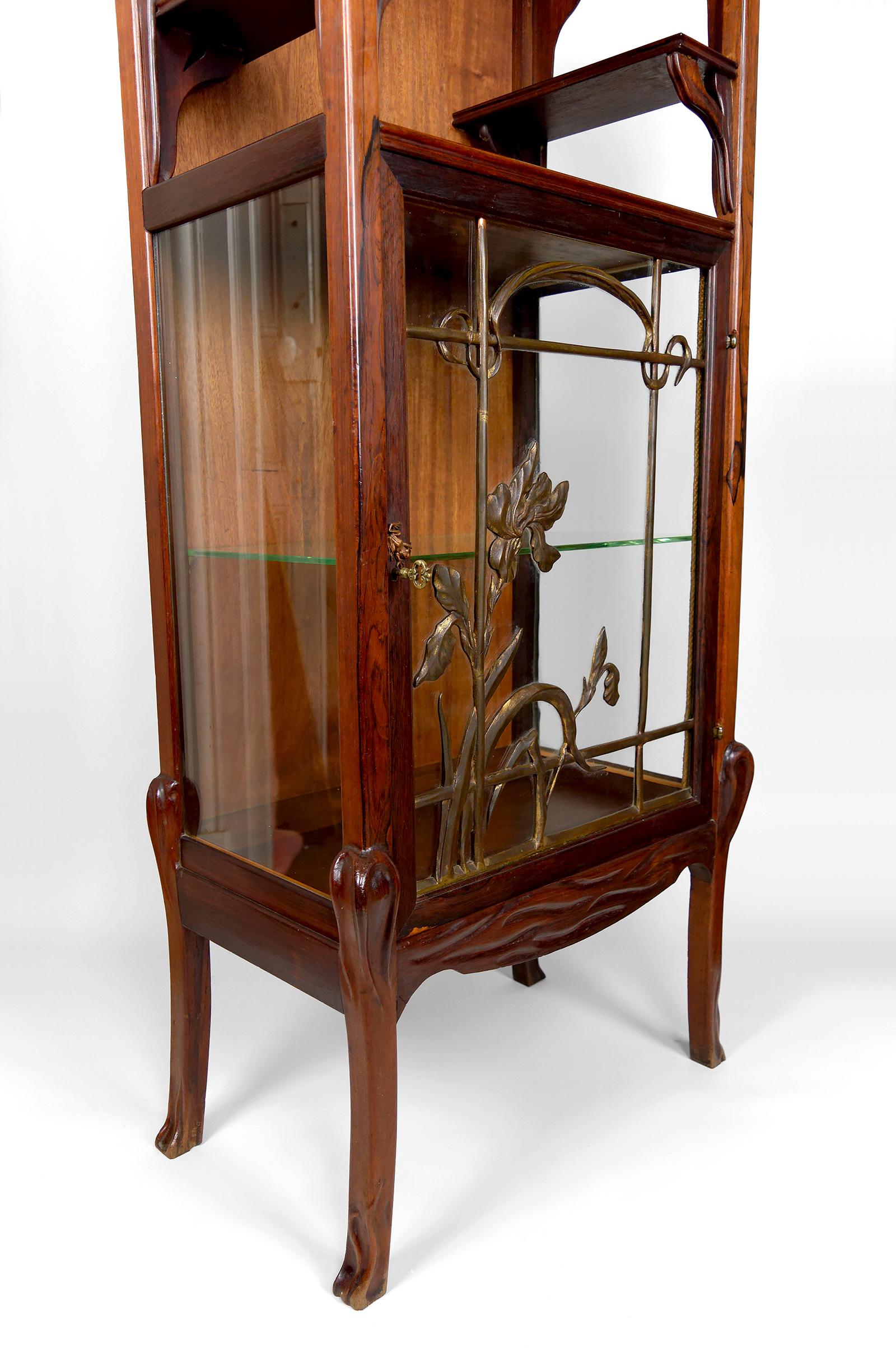 Vitrine / Vitrine Art Nouveau, en bronze et bois sculpté, France, années 1900 en vente 2