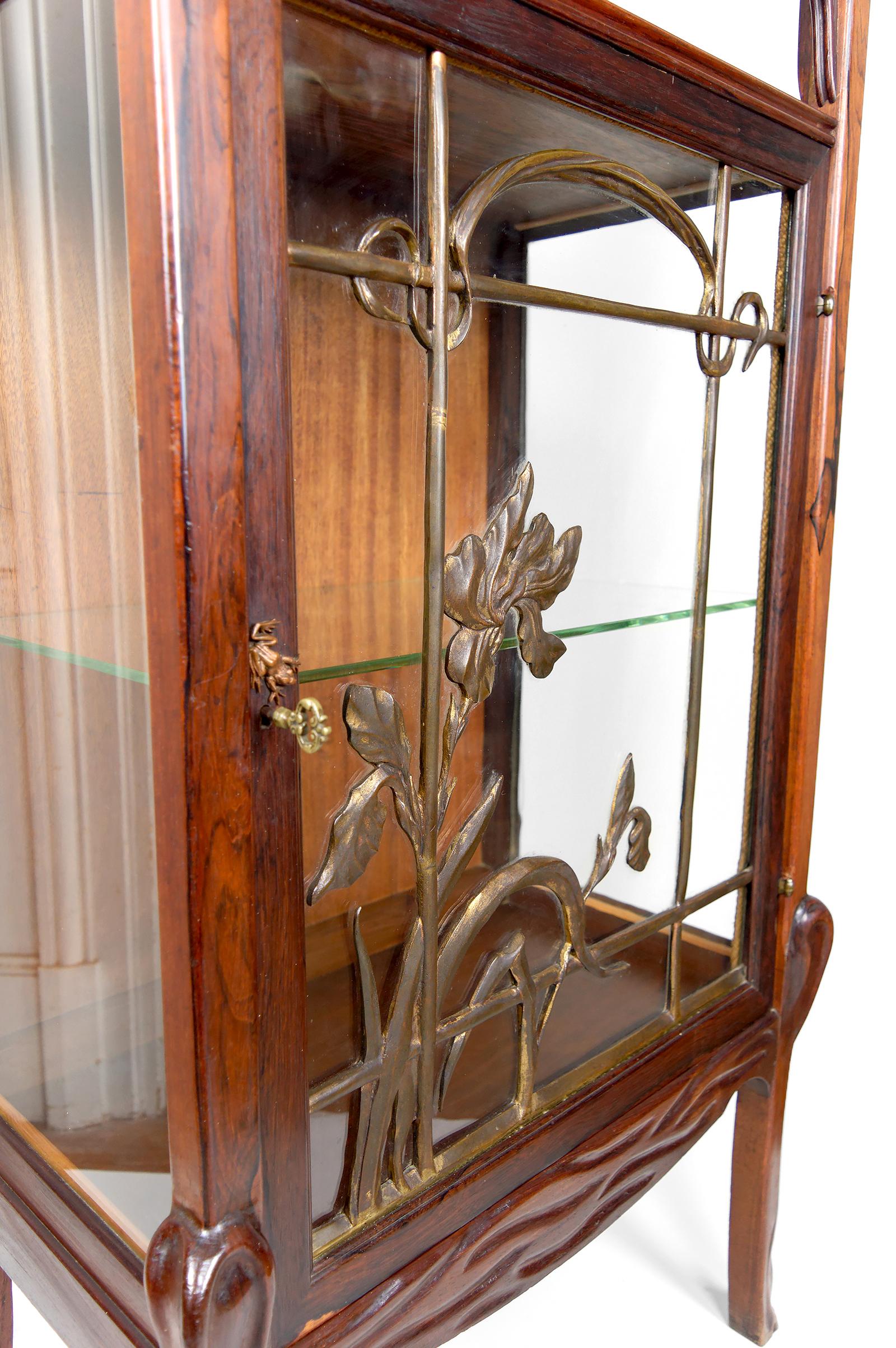 Vitrine / Vitrine Art Nouveau, en bronze et bois sculpté, France, années 1900 en vente 3