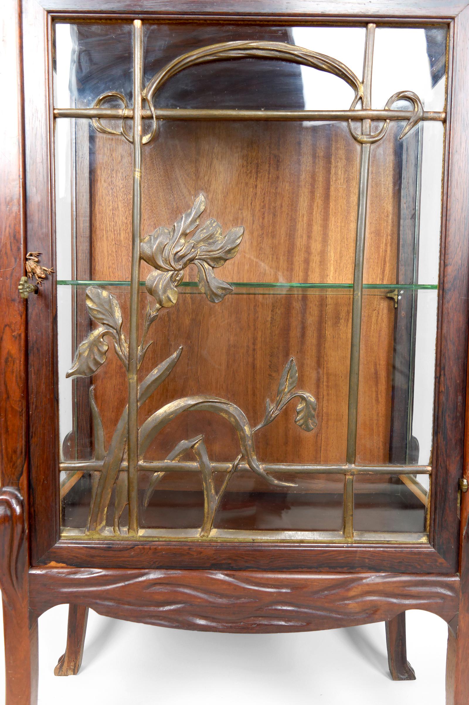 Vitrine / Vitrine Art Nouveau, en bronze et bois sculpté, France, années 1900 en vente 4