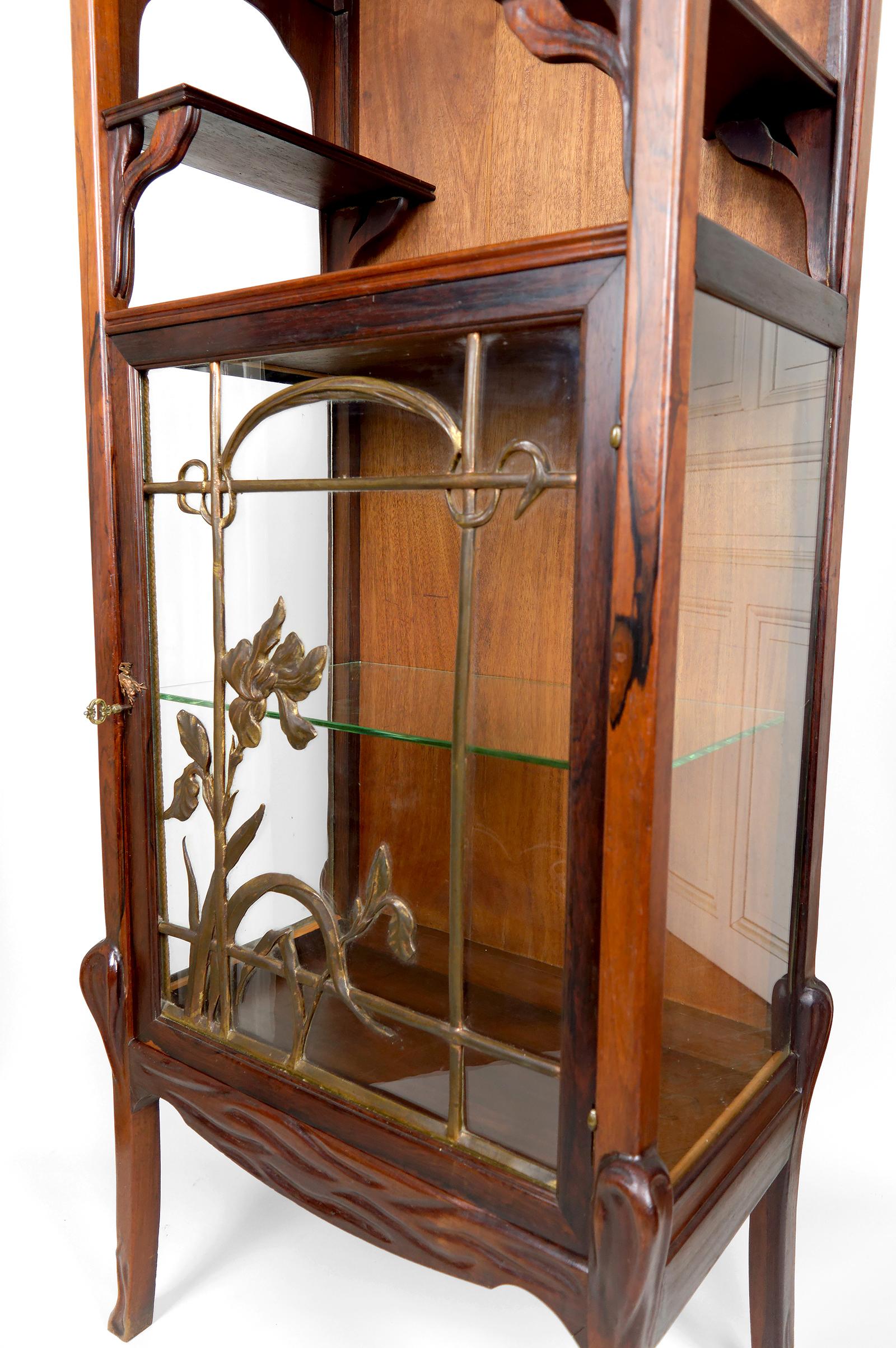 Vitrine / Vitrine Art Nouveau, en bronze et bois sculpté, France, années 1900 en vente 5