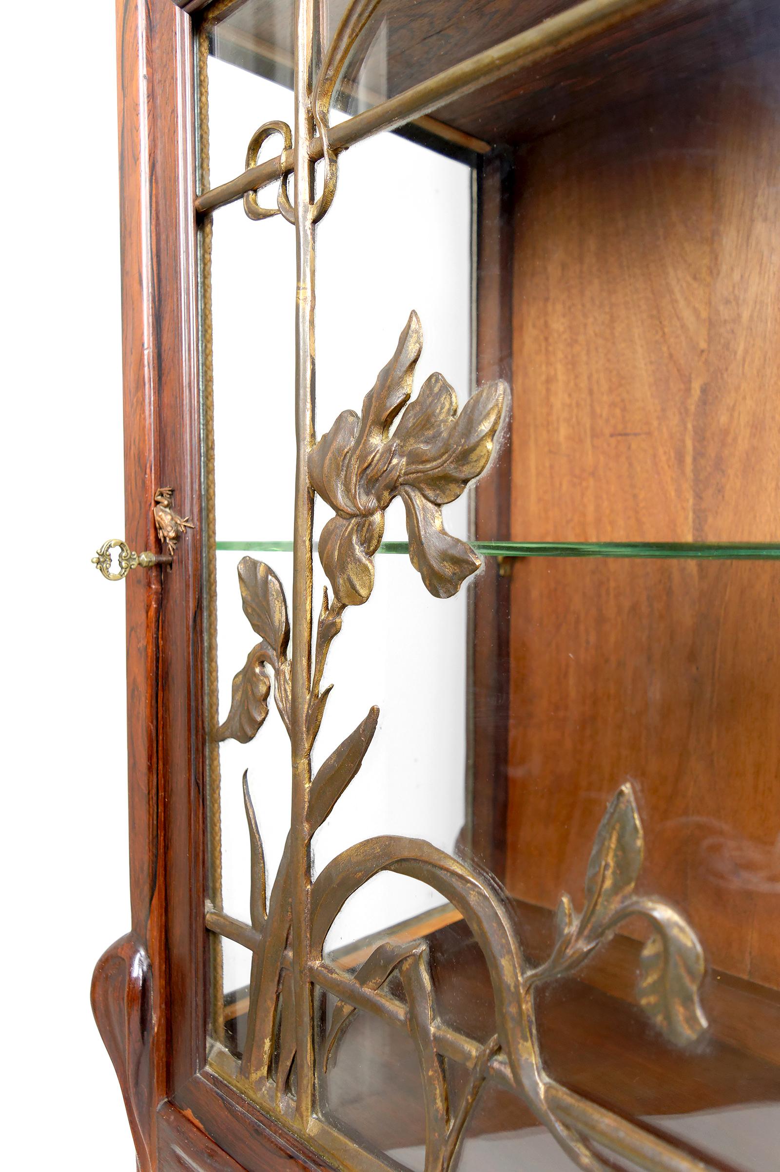 Vitrine / Vitrine Art Nouveau, en bronze et bois sculpté, France, années 1900 en vente 6