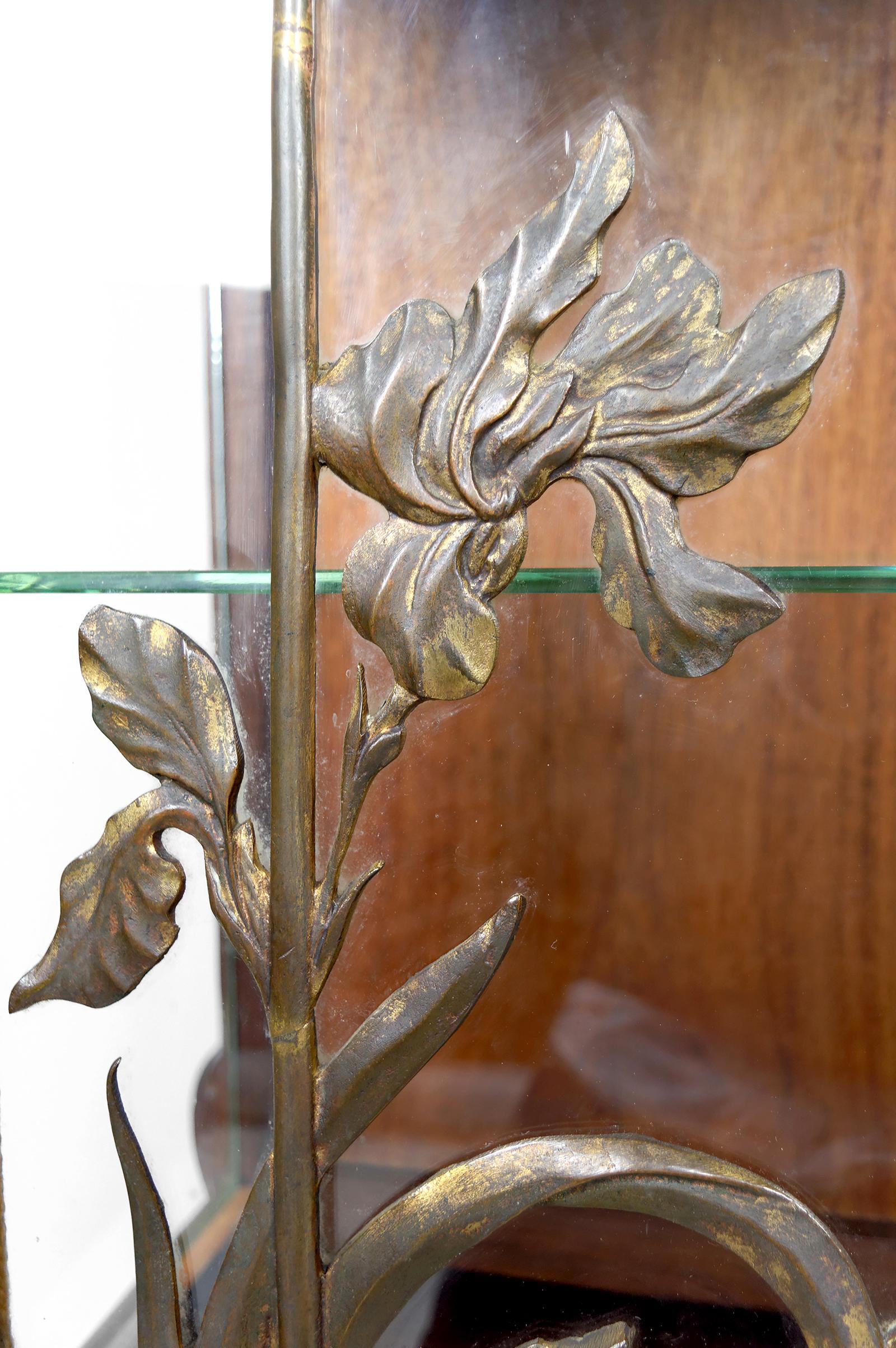 Vitrine / Vitrine Art Nouveau, en bronze et bois sculpté, France, années 1900 en vente 7