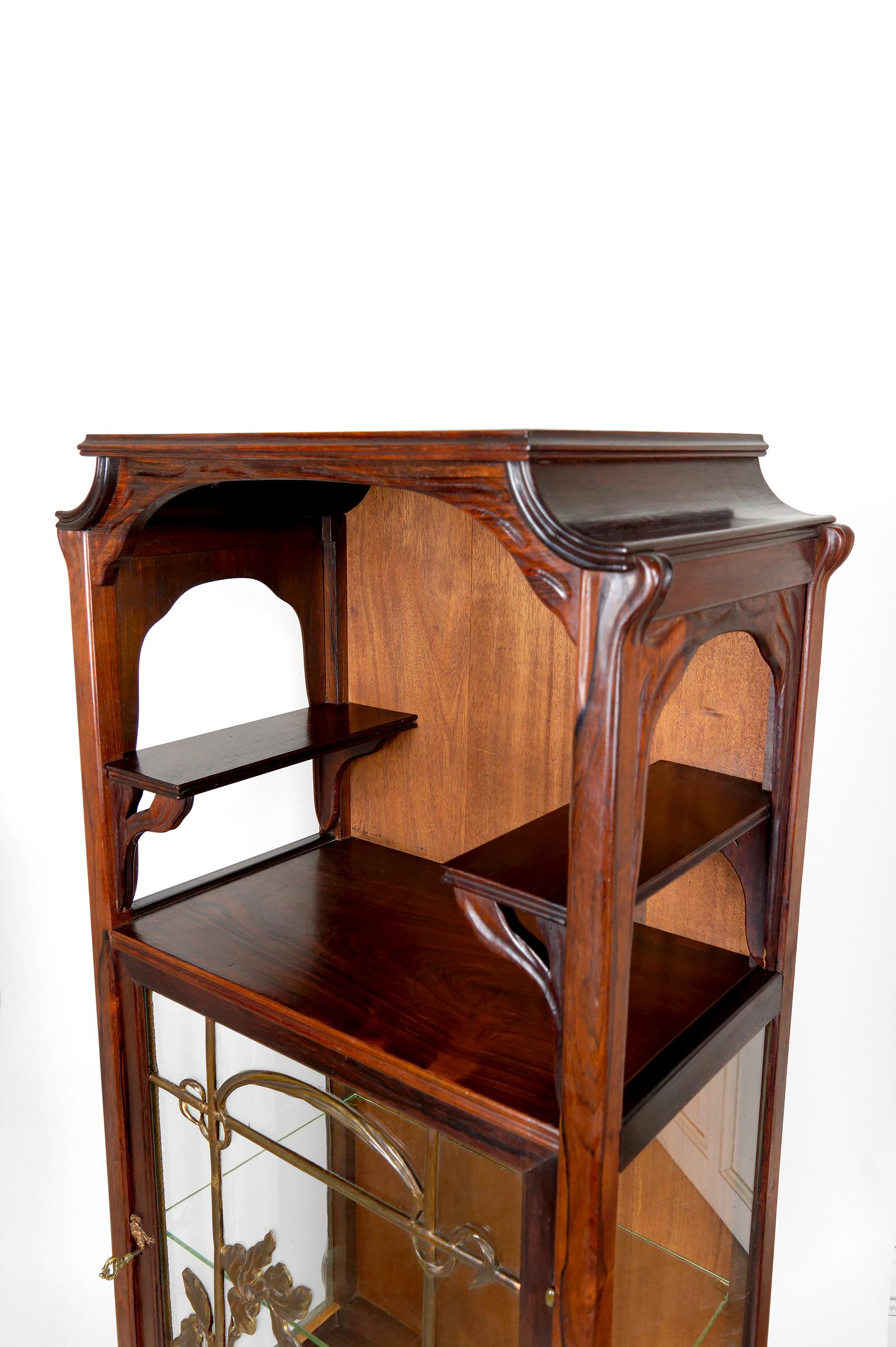 Vitrine / Vitrine Art Nouveau, en bronze et bois sculpté, France, années 1900 en vente 11