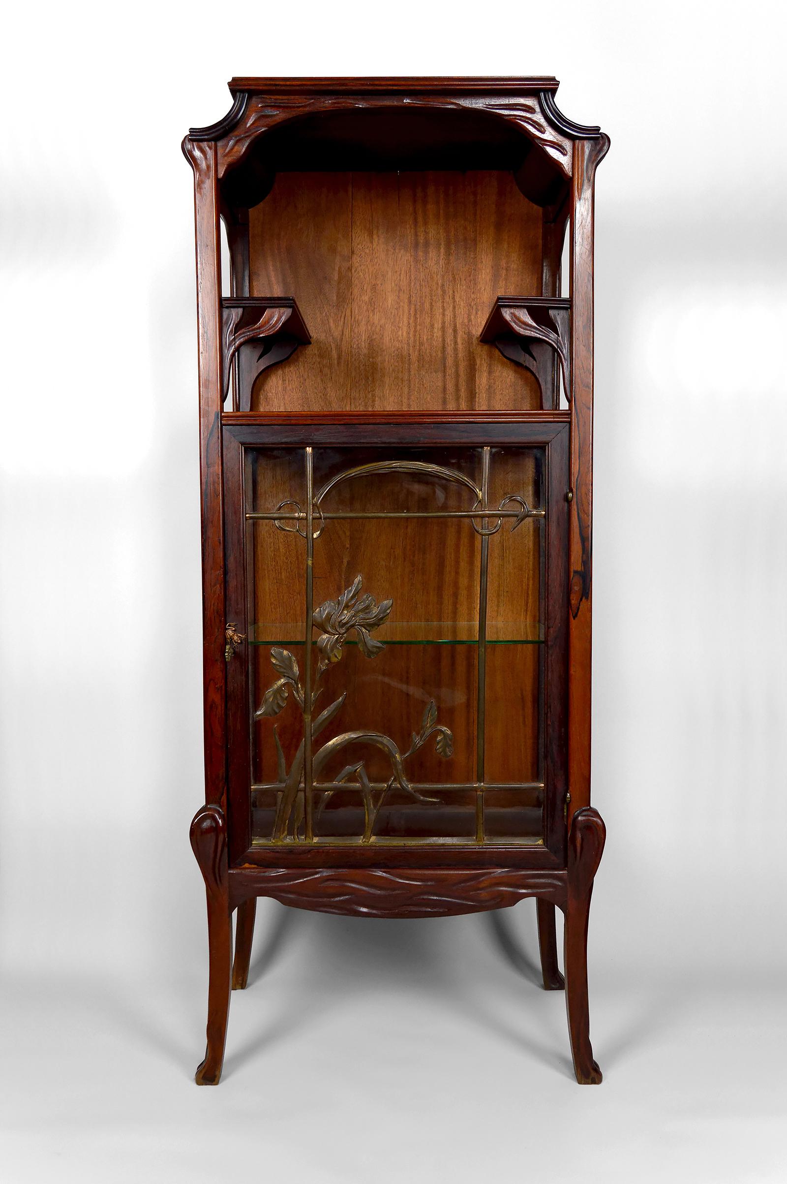 Vitrine Art Nouveau, bronze et bois sculpté à thème lacustre, France, vers 1900

Nous avons le plaisir de vous présenter cette exceptionnelle vitrine Art nouveau, pièce rare et élégante réalisée vers 1900, qui illustre parfaitement les codes