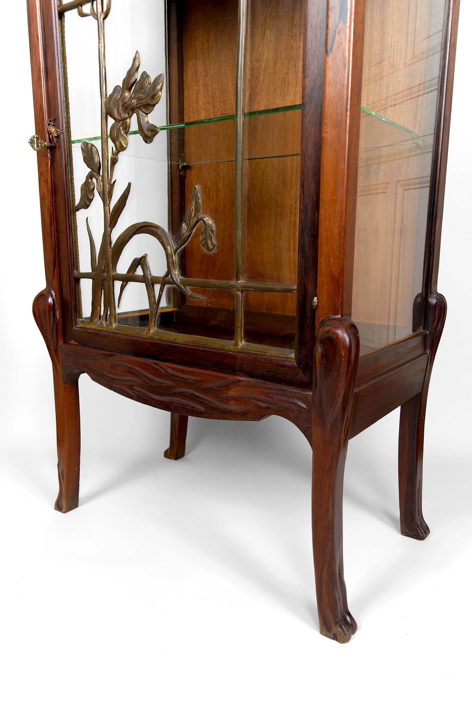 Vitrine / Vitrine Art Nouveau, en bronze et bois sculpté, France, années 1900 en vente 12