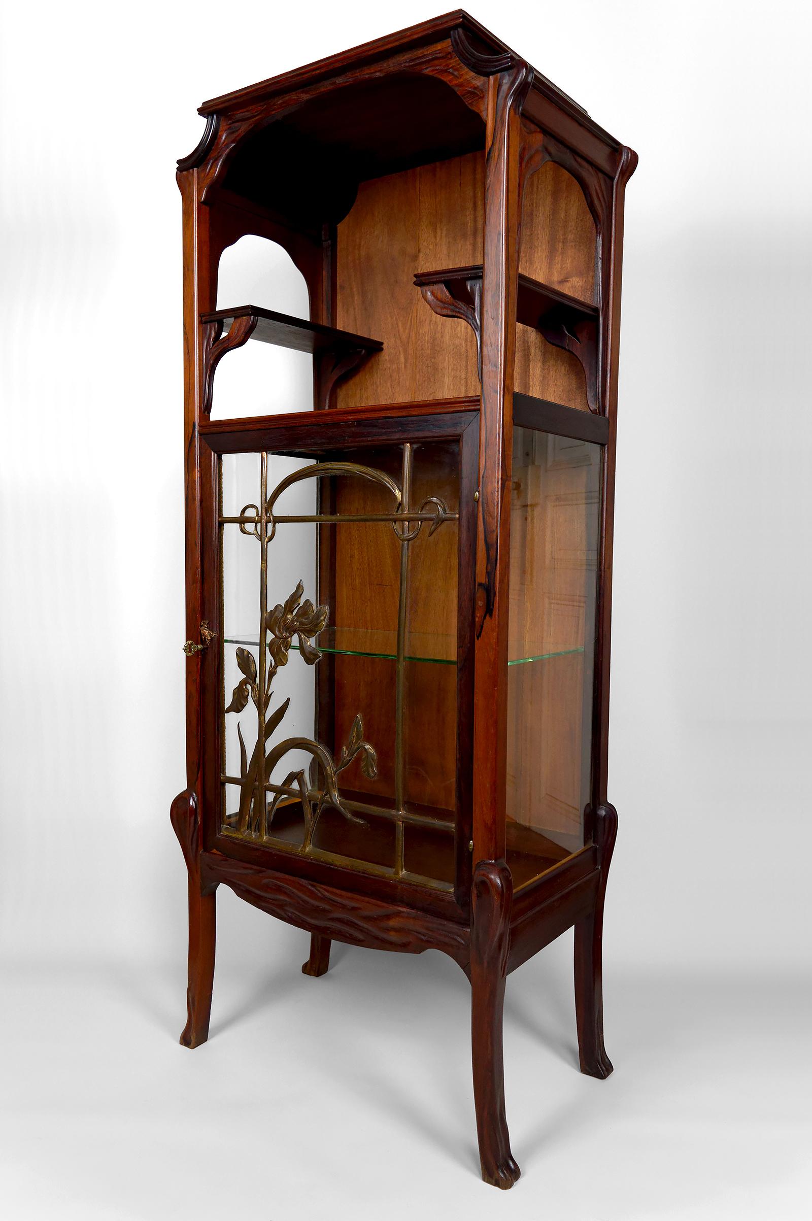 Art nouveau Vitrine / Vitrine Art Nouveau, en bronze et bois sculpté, France, années 1900 en vente