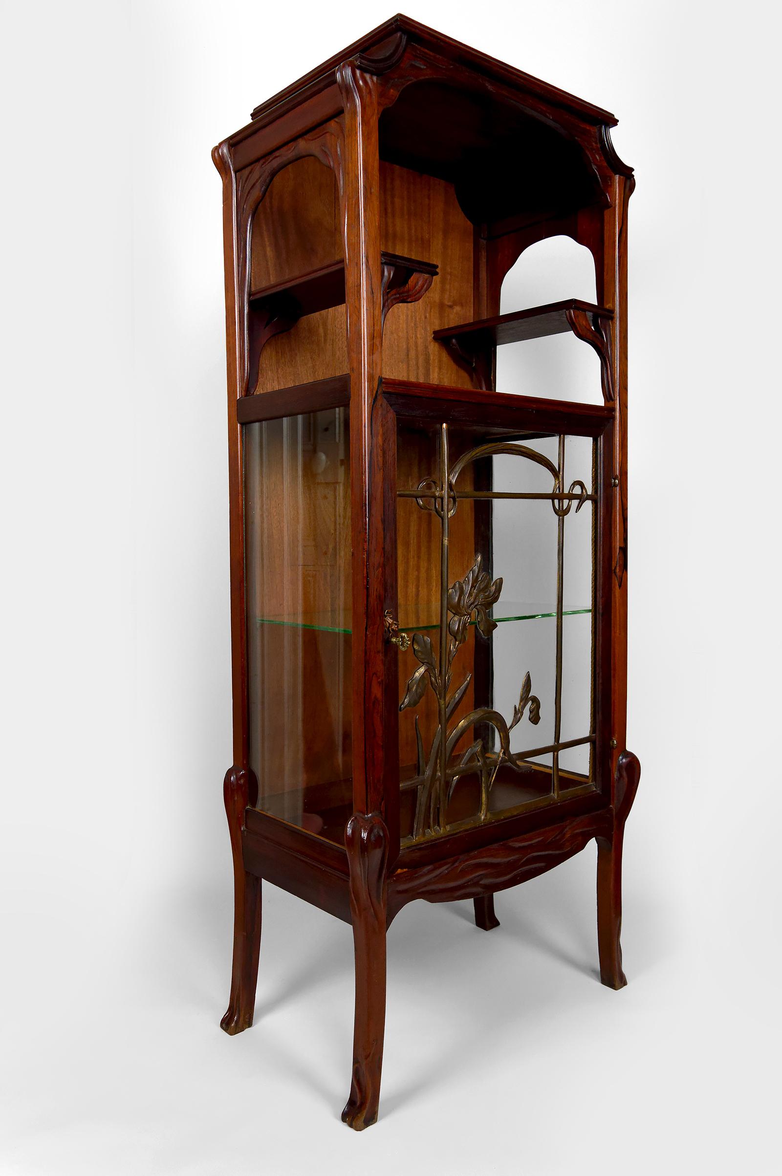 Français Vitrine / Vitrine Art Nouveau, en bronze et bois sculpté, France, années 1900 en vente