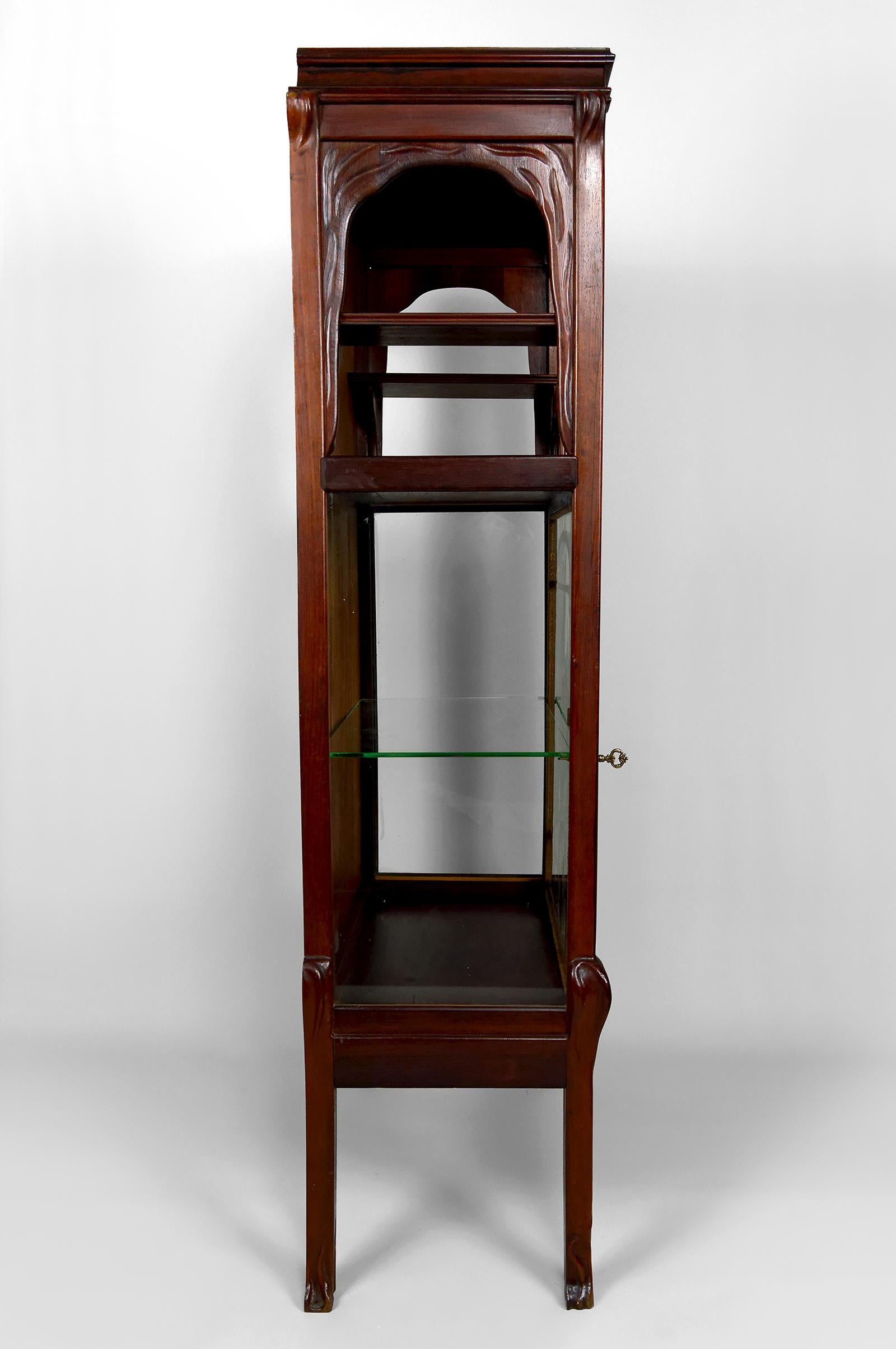 Biseauté Vitrine / Vitrine Art Nouveau, en bronze et bois sculpté, France, années 1900 en vente