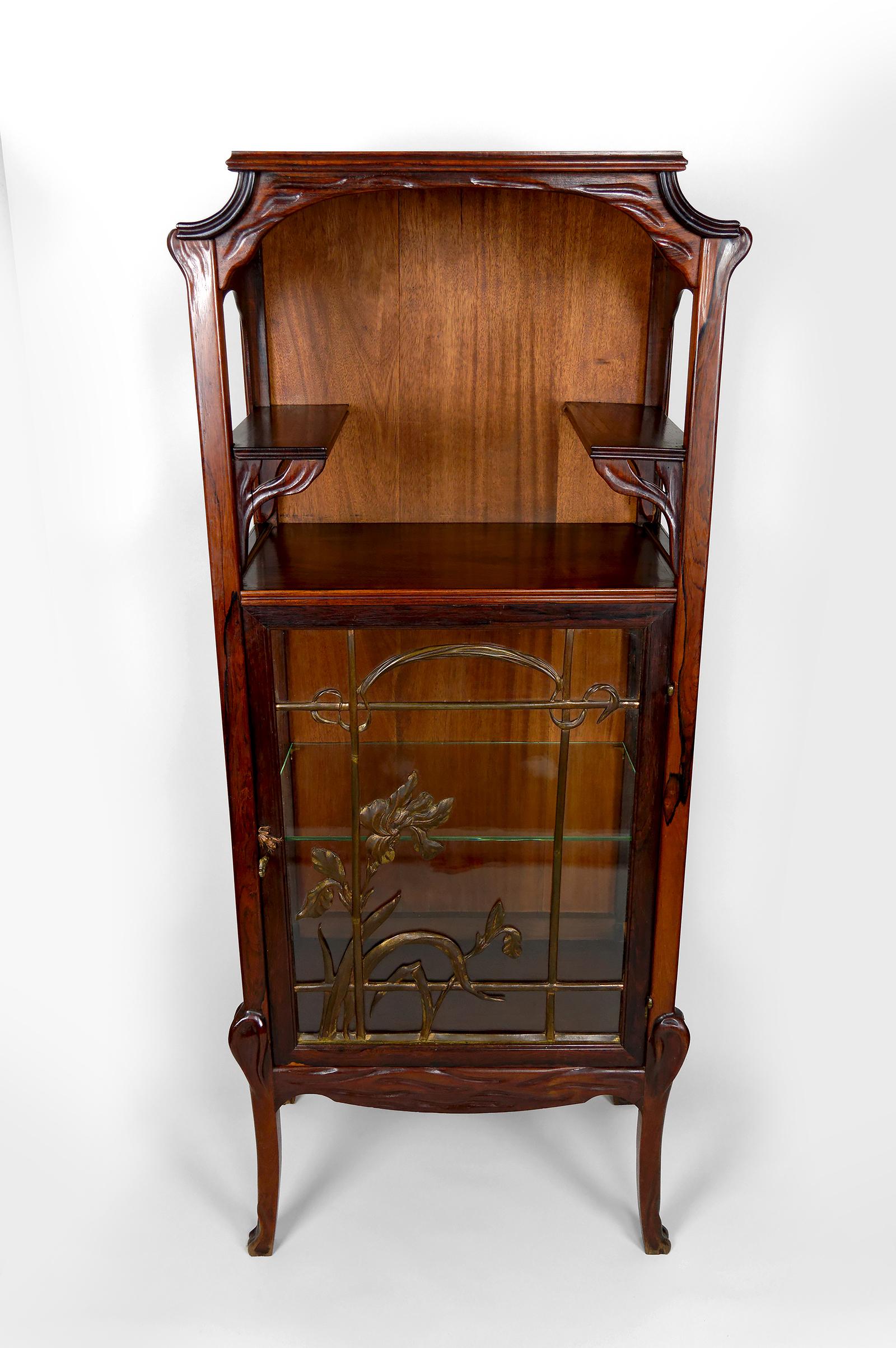 Métal Vitrine / Vitrine Art Nouveau, en bronze et bois sculpté, France, années 1900 en vente