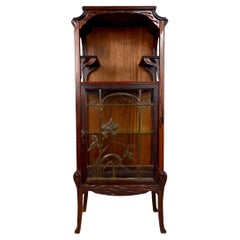 Vitrina Art Nouveau, bronce y madera tallada, Francia, 1900