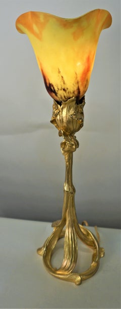 Jugendstil-Tischlampe aus Bronze und Kunstglas mit Dore-Schirm von Daum Nancy