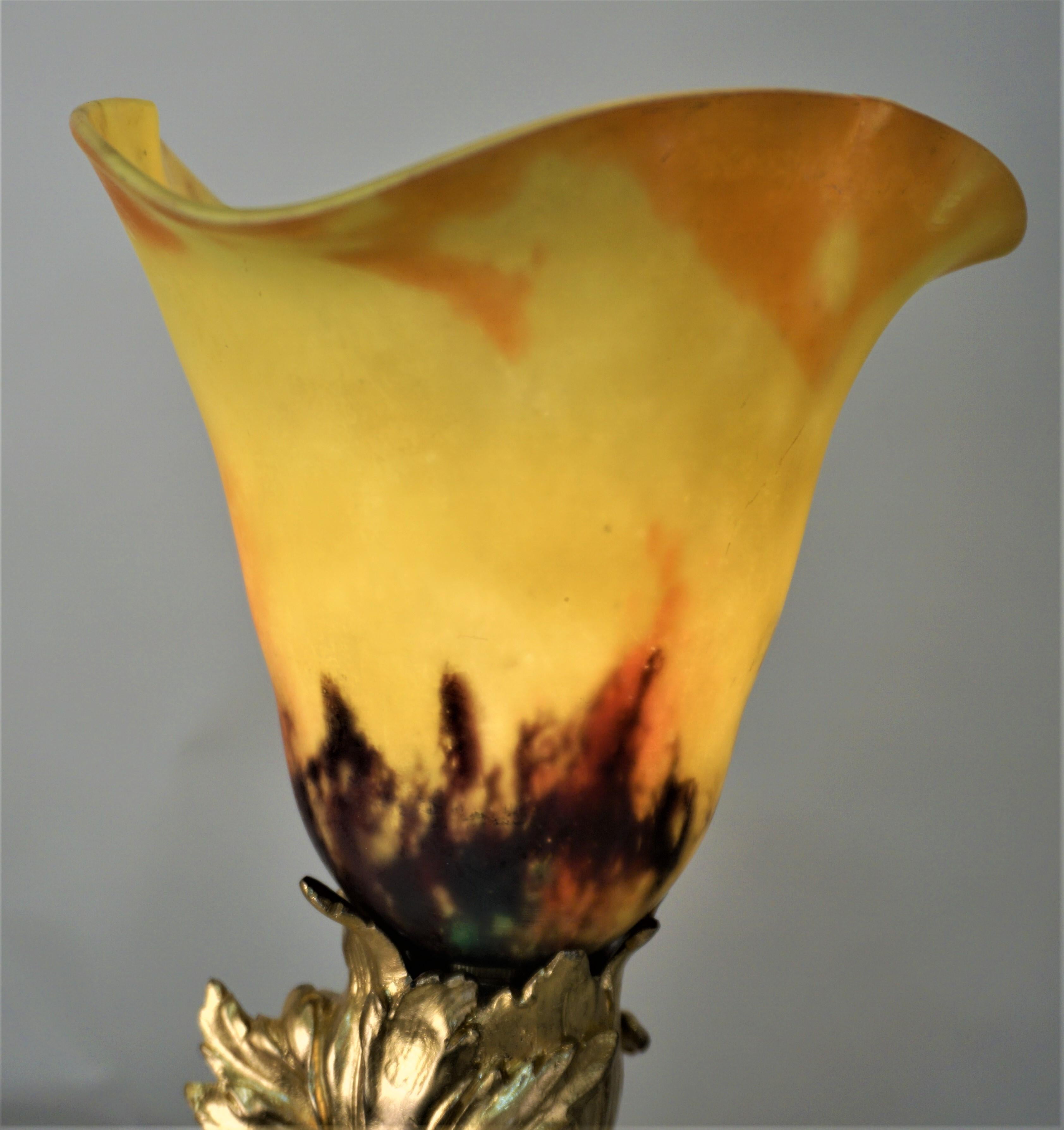 Lampada da tavolo Art Nouveau con paralume in bronzo e vetro artistico di Daum Nancy 1