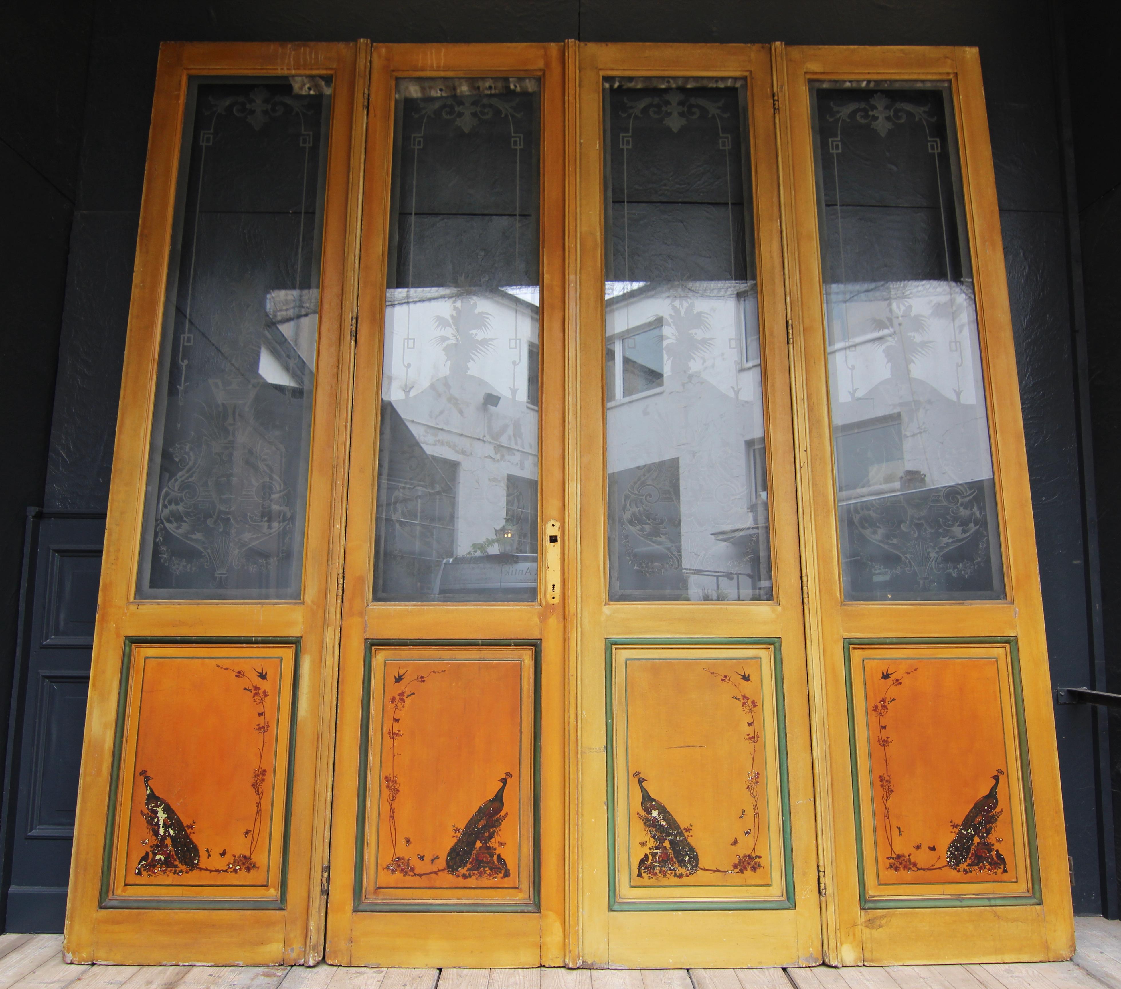 Doppeltür im Jugendstil mit geätzten Glasscheiben und Chinoiserie-Malerei. Belgien, um 1910.

Vierteilige Garnitur, bestehend aus einer Doppeltür, die von 2 Seitenelementen flankiert wird. Jeweils 2/3 verglast mit geätzten