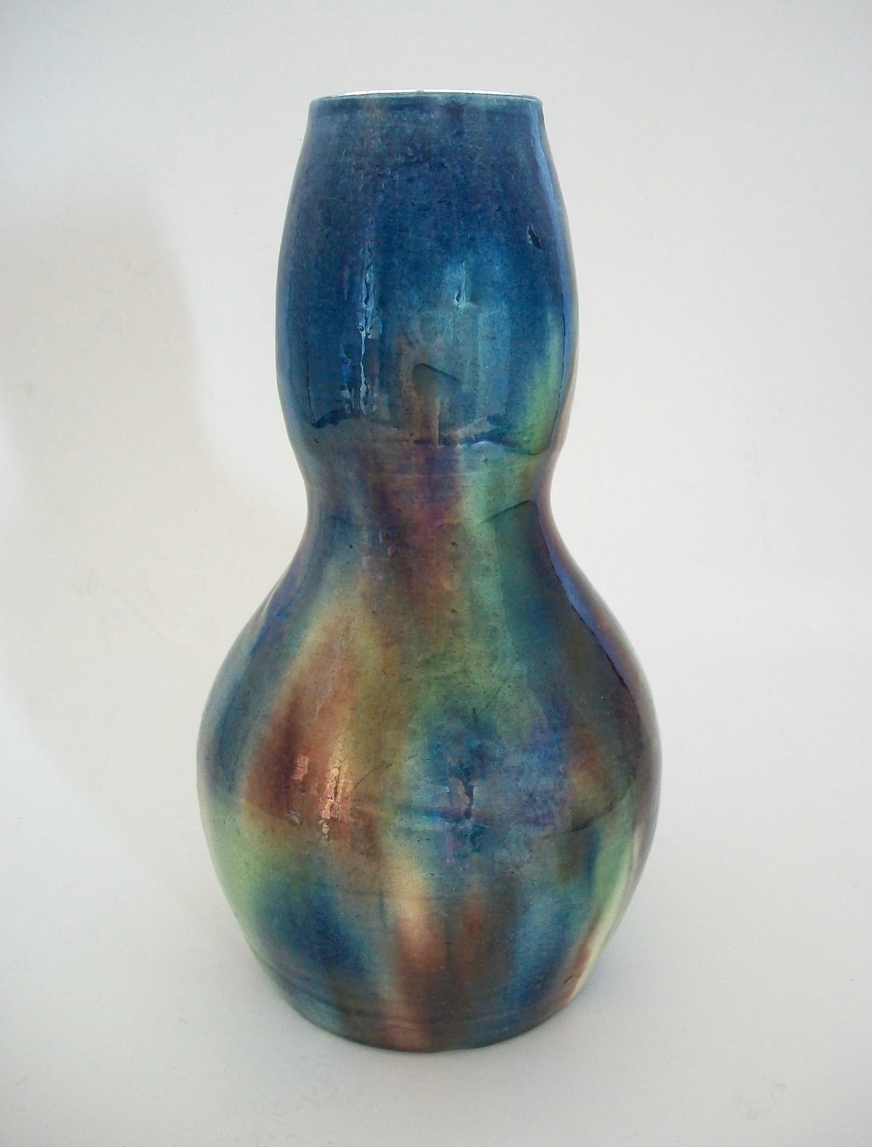 Vernissé Vase en céramique Art Nouveau à double gourde - glaçure irisée - Belgique - 20e s. en vente