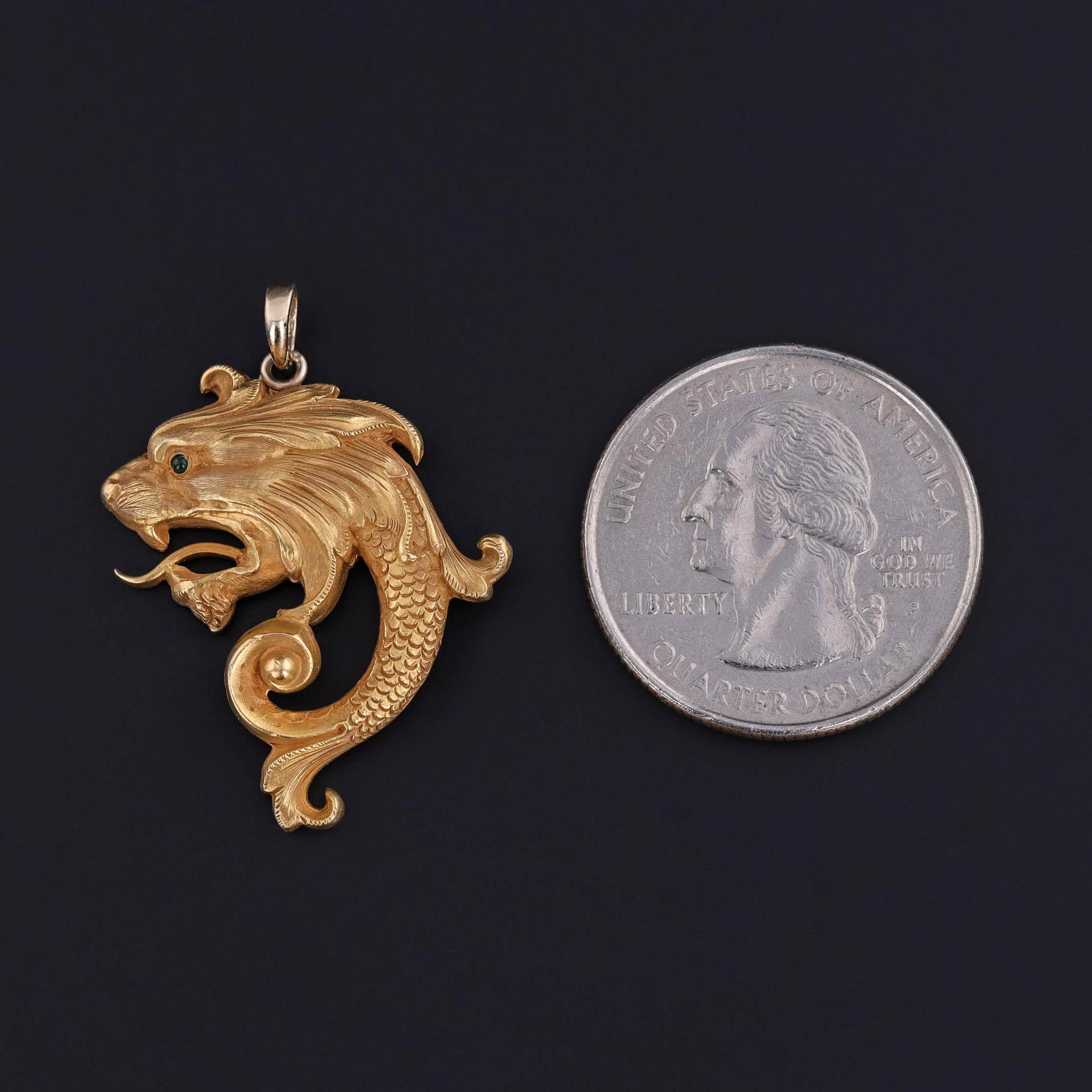 Incarnant la fantaisie et le symbolisme de l'époque de l'Arte Antiques, ce pendentif antique captivant (vers 1890) présente un griffon ou un dragon finement rendu - un gardien mythique représentant la force, le courage et la protection -