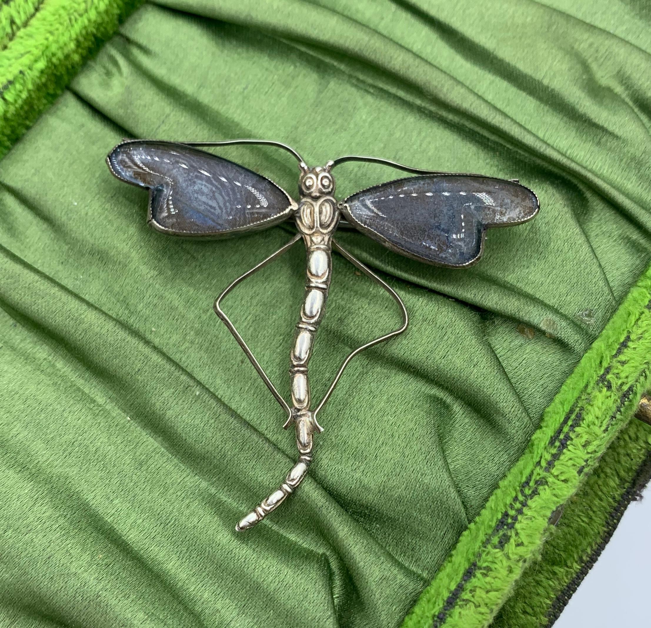 Dies ist eine atemberaubende Art Nouveau - Art Deco Libelle Insekt Motte Brosche Pin mit außergewöhnlichen schillernden Schmetterlingsflügeln in Sterling Silber gesetzt.  Die natürlichen Schmetterlingsflügel sind hinter Glas gefasst und bilden die