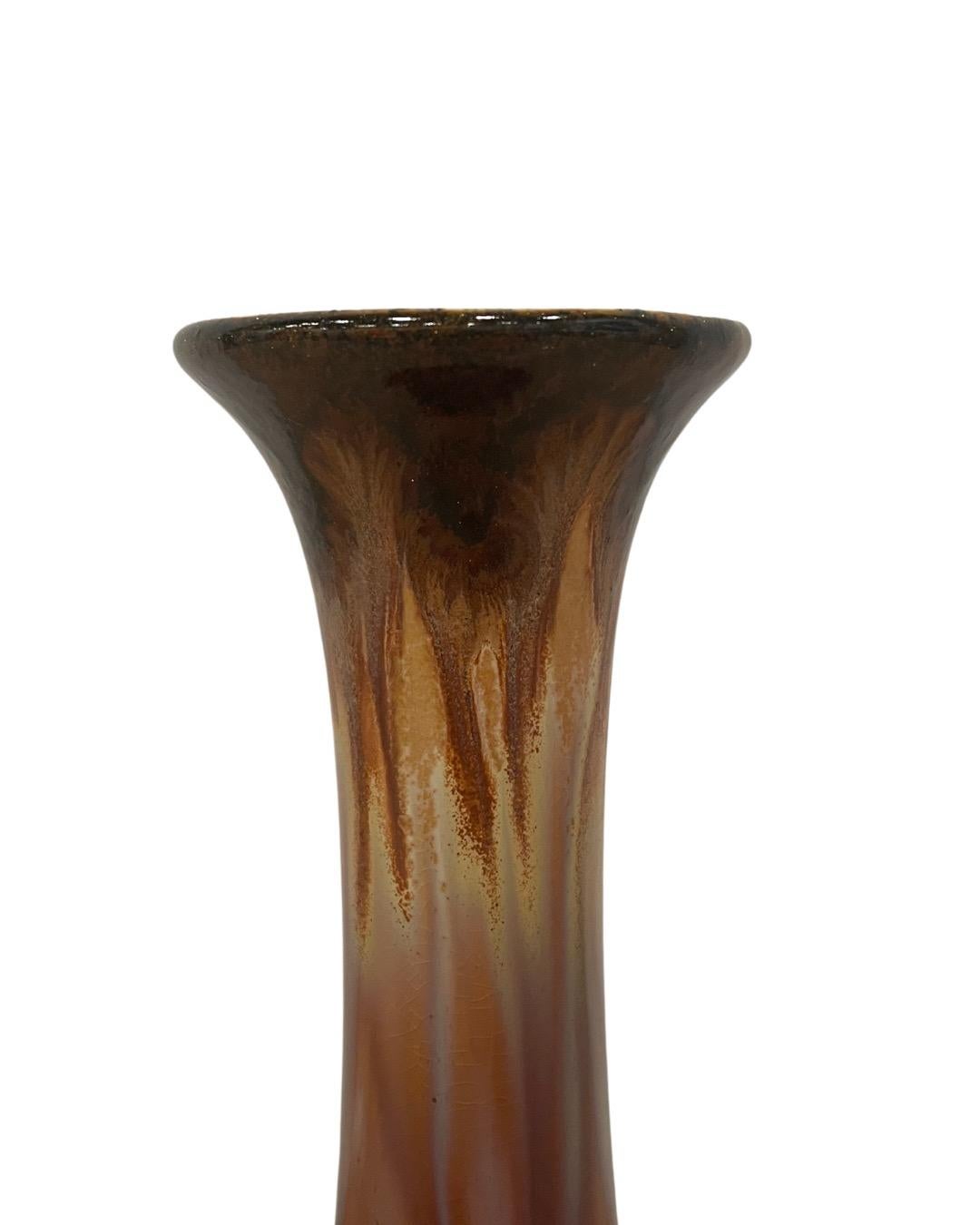 Vaso per boccioli in ceramica smaltata a goccia antica nei ricchi toni della terra. Un classico esempio di terracotta Art Nouveau. Il gocciolamento controllato ha un delizioso effetto ombreggiato che va dal mohagany, al pesca chiaro, fino al