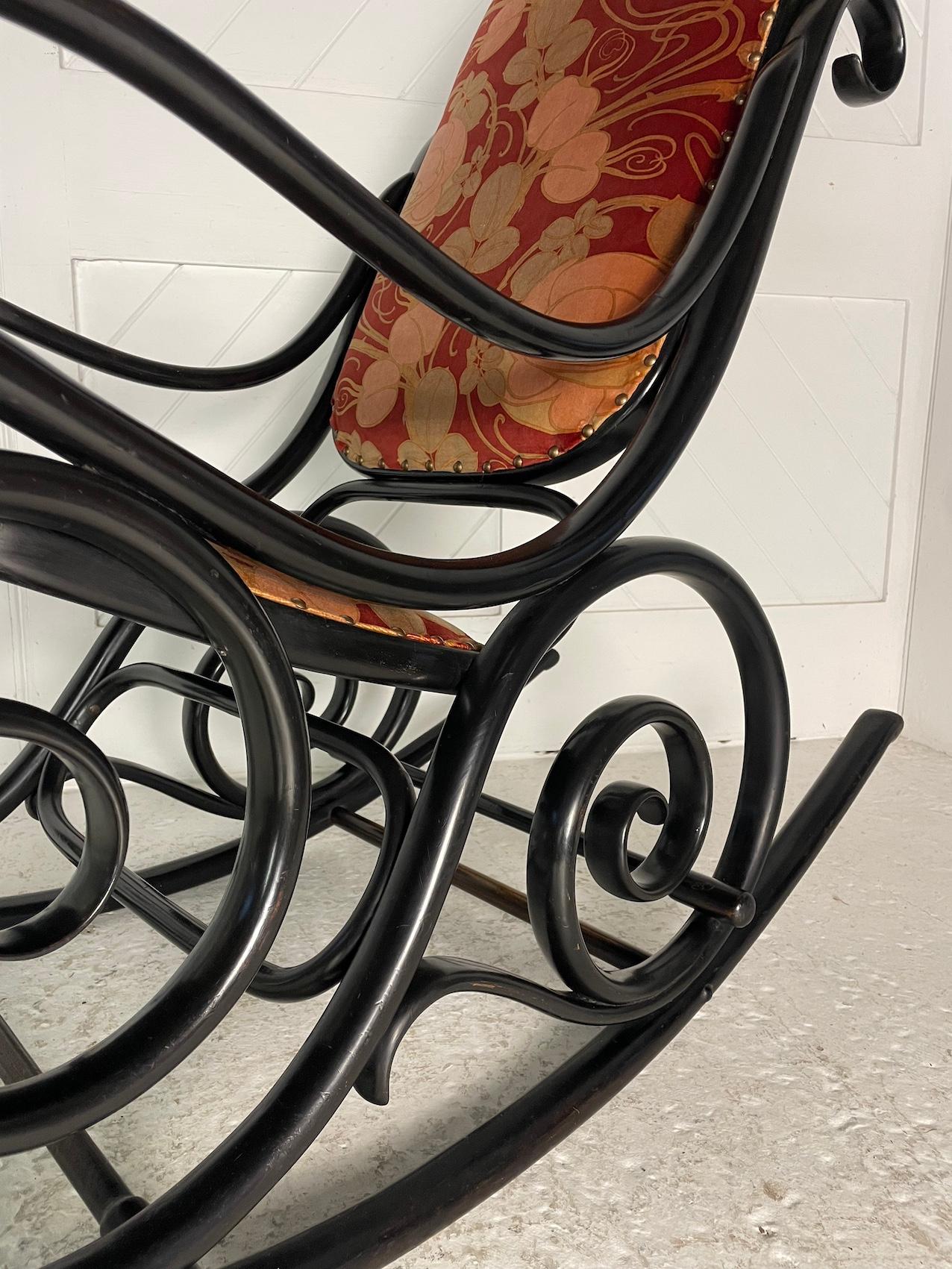 Austriaco Sedia a dondolo in stile Art Nouveau ebanizzata in vendita