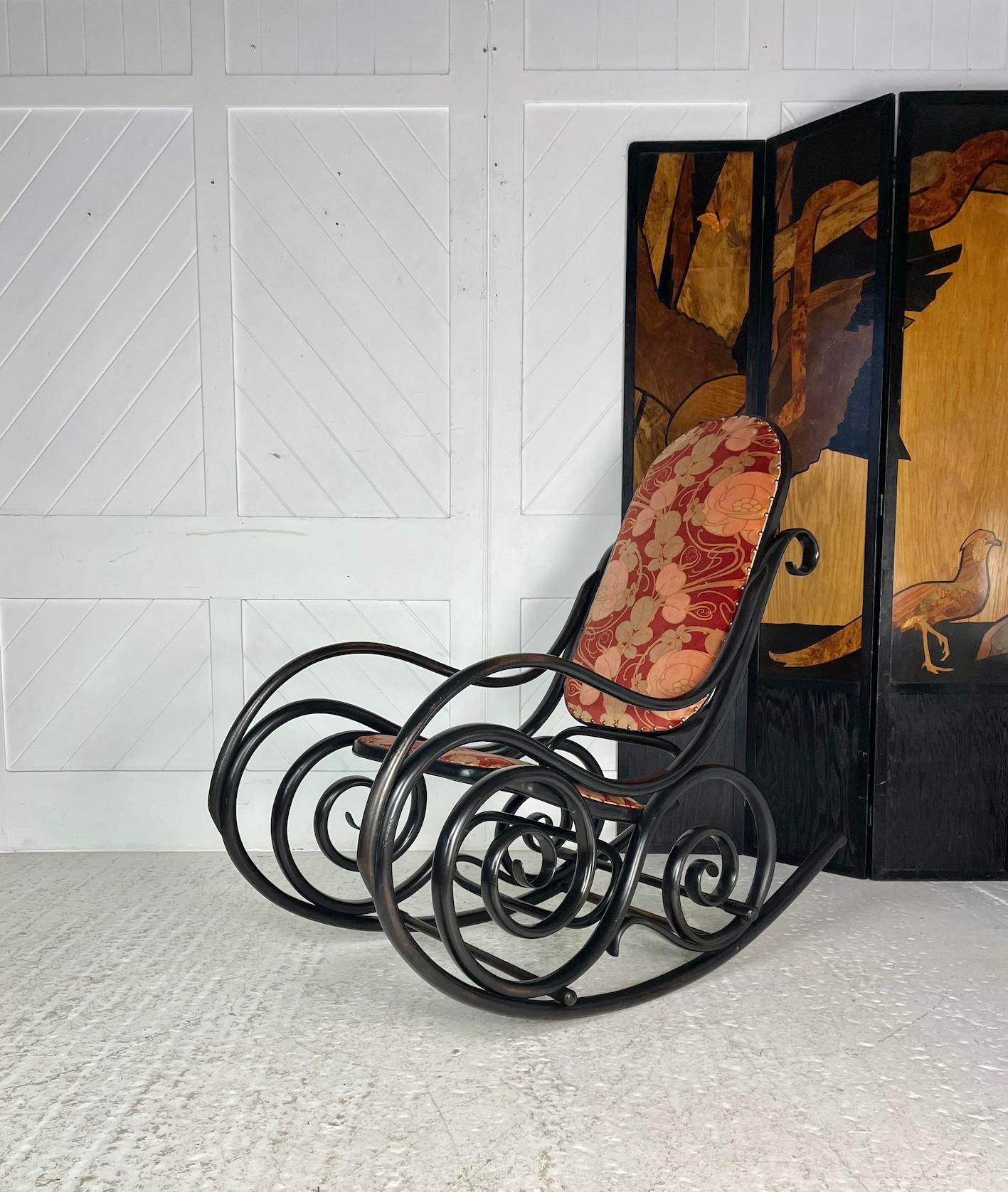 Inizio XX secolo Sedia a dondolo in stile Art Nouveau ebanizzata in vendita