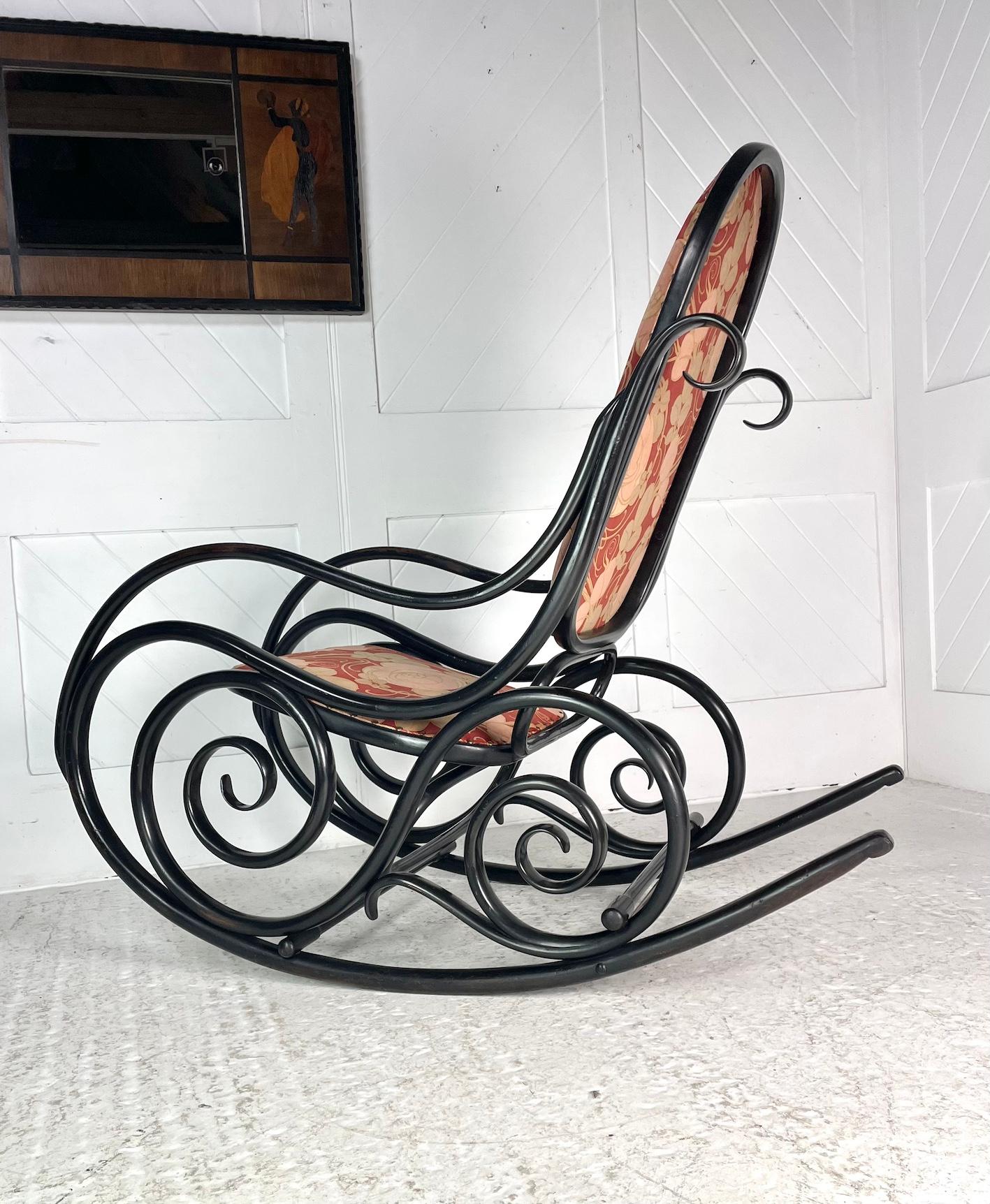 Faggio Sedia a dondolo in stile Art Nouveau ebanizzata in vendita