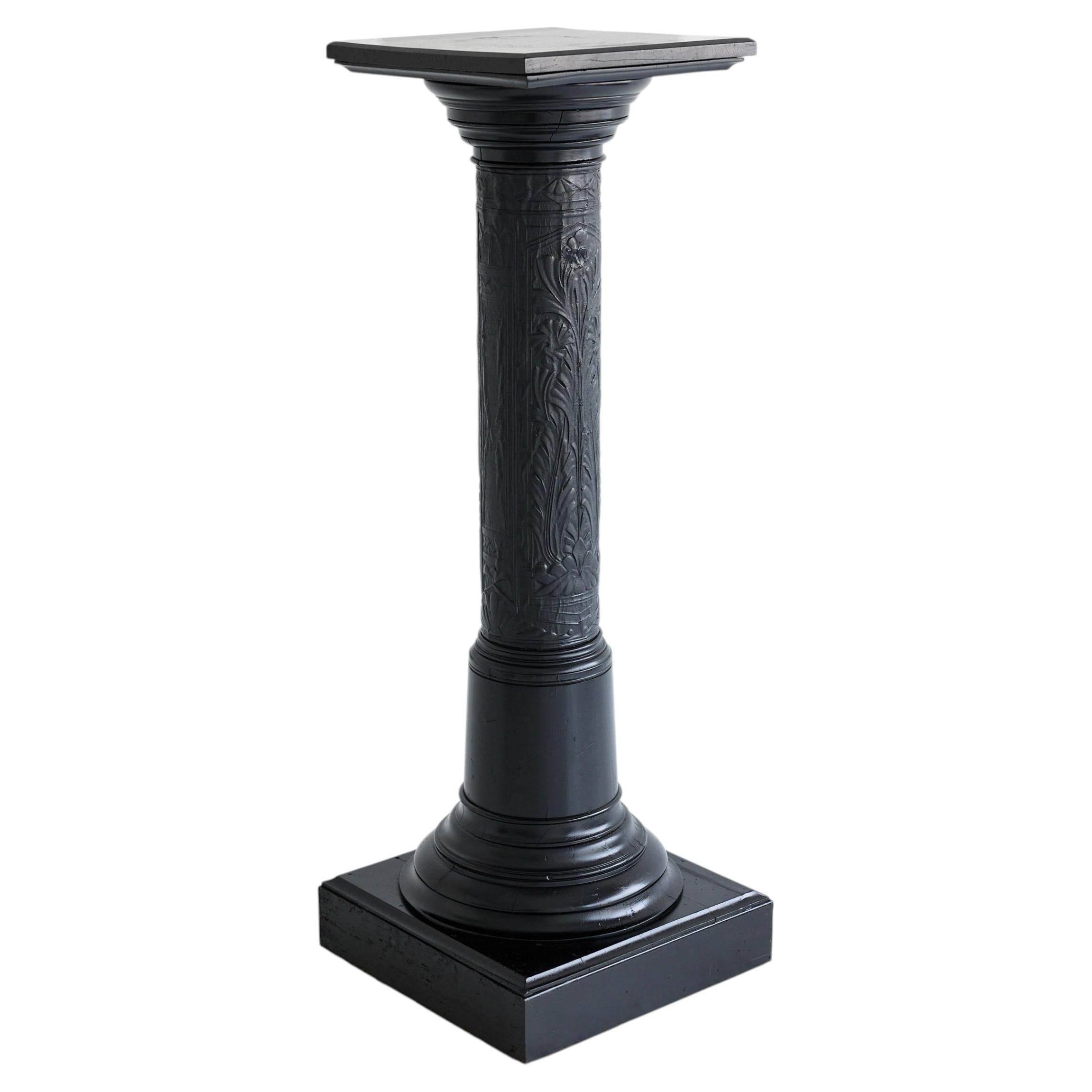 Colonna piedistallo in legno intagliato ebanizzato Art Nouveau con decorazione ad acanto, 1890 ca.
