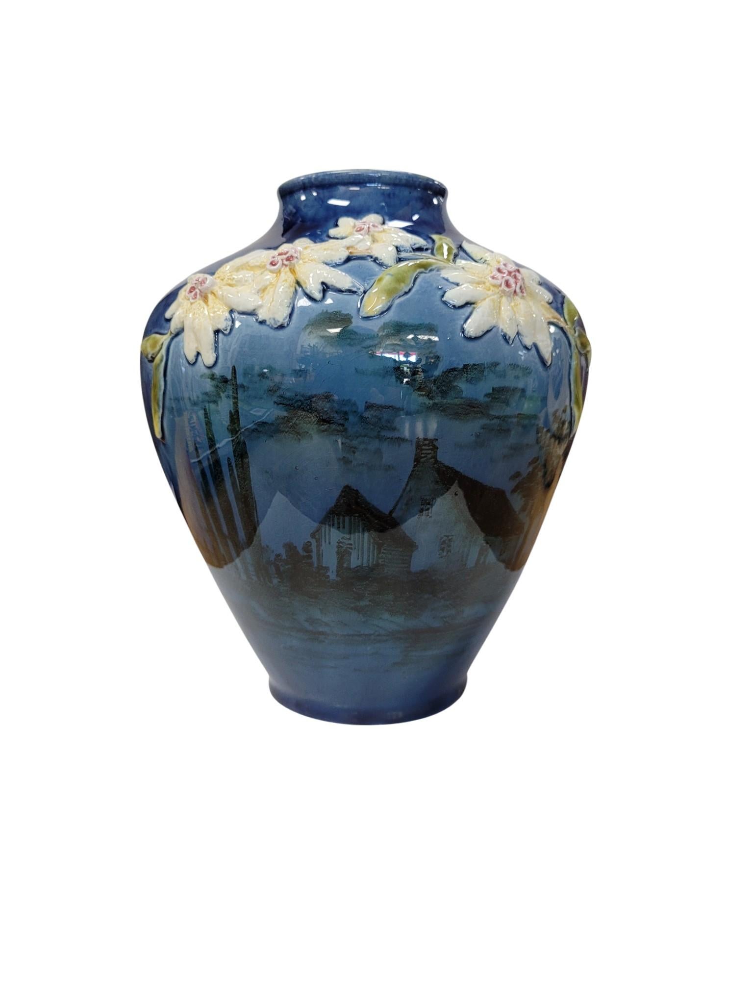 Jugendstil-Vase aus Edelweiß-Reliefkeramik, CIRCA 1890-1915 (Glasiert) im Angebot