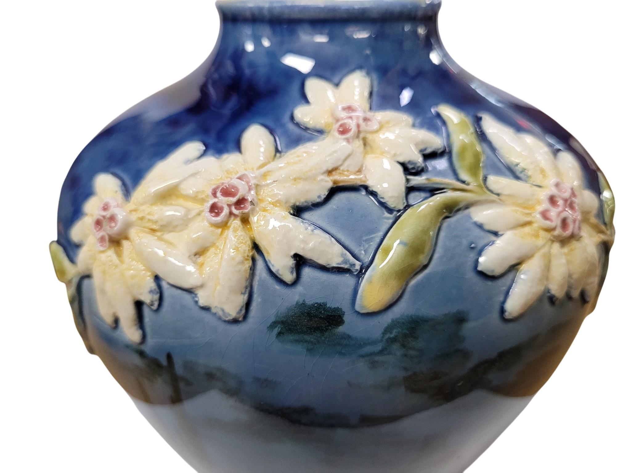 Jugendstil-Vase aus Edelweiß-Reliefkeramik, CIRCA 1890-1915 im Zustand „Gut“ im Angebot in North Palm Beach, FL
